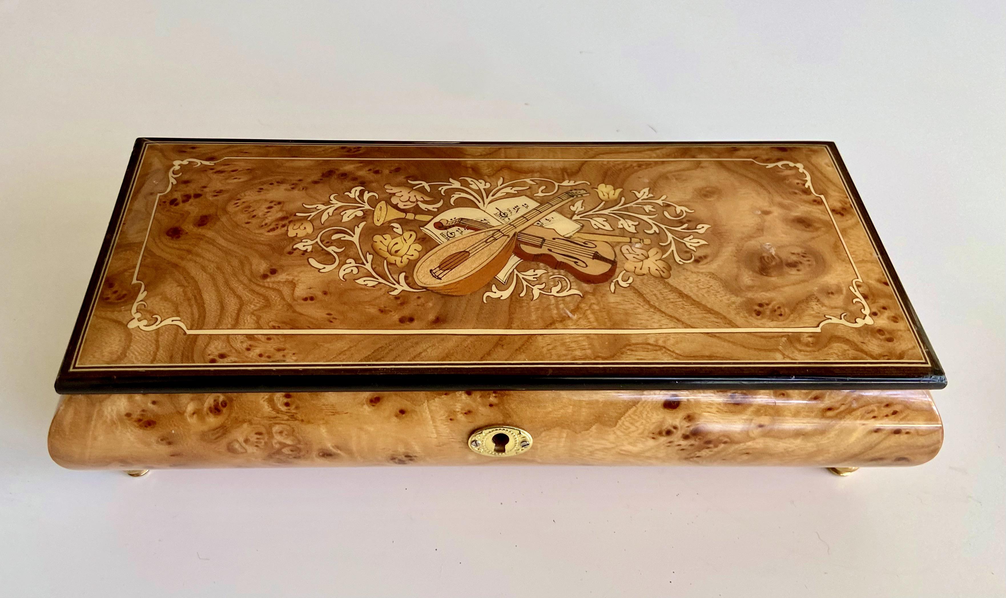 Italian Sorrento Inlaid Musical Jewelry Box In Good Condition For Sale In Palm Springs, CA