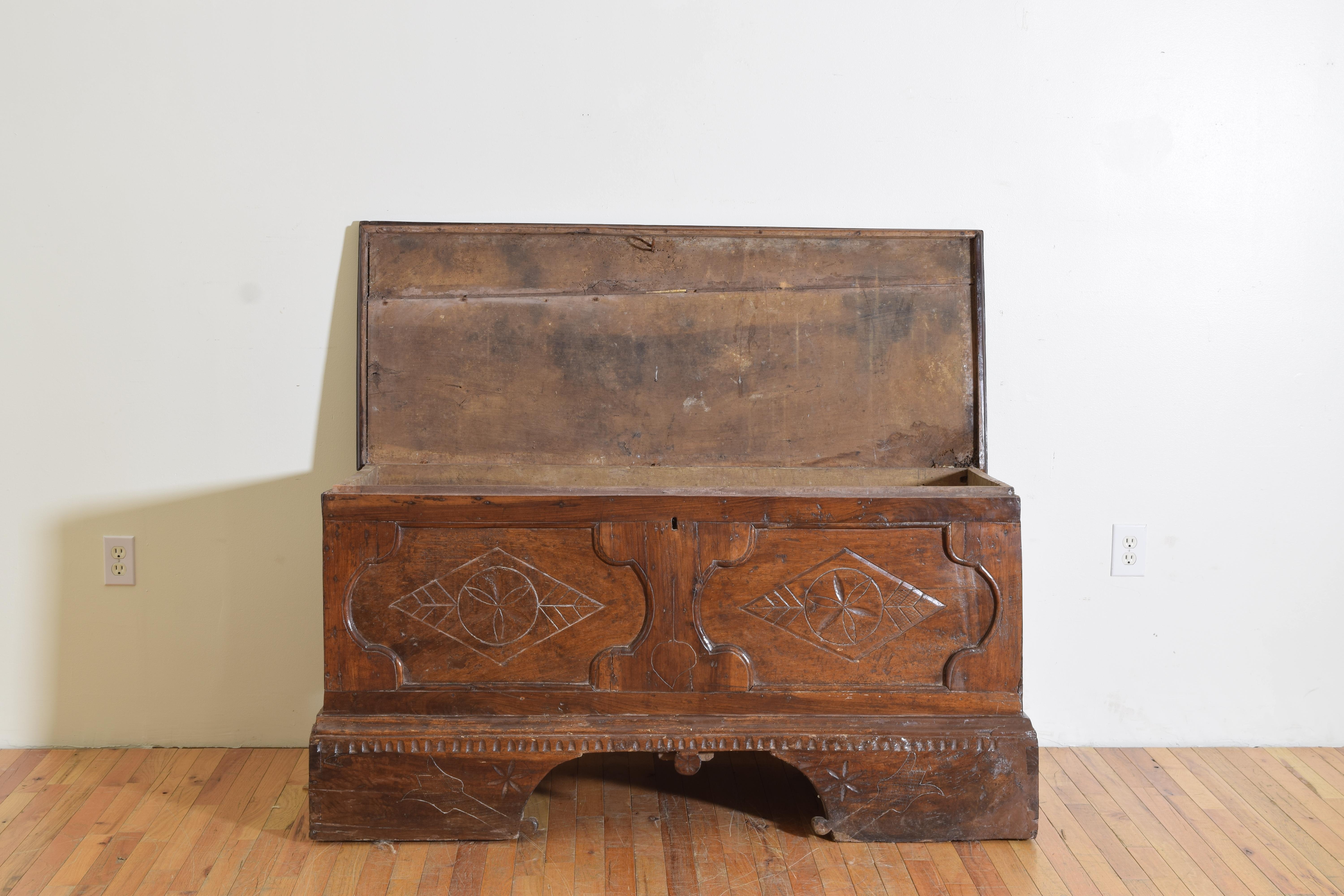 Italian / Southern Tyrolean Carved Walnut Paneled Cassapanca, mid 17th century In Good Condition For Sale In Atlanta, GA
