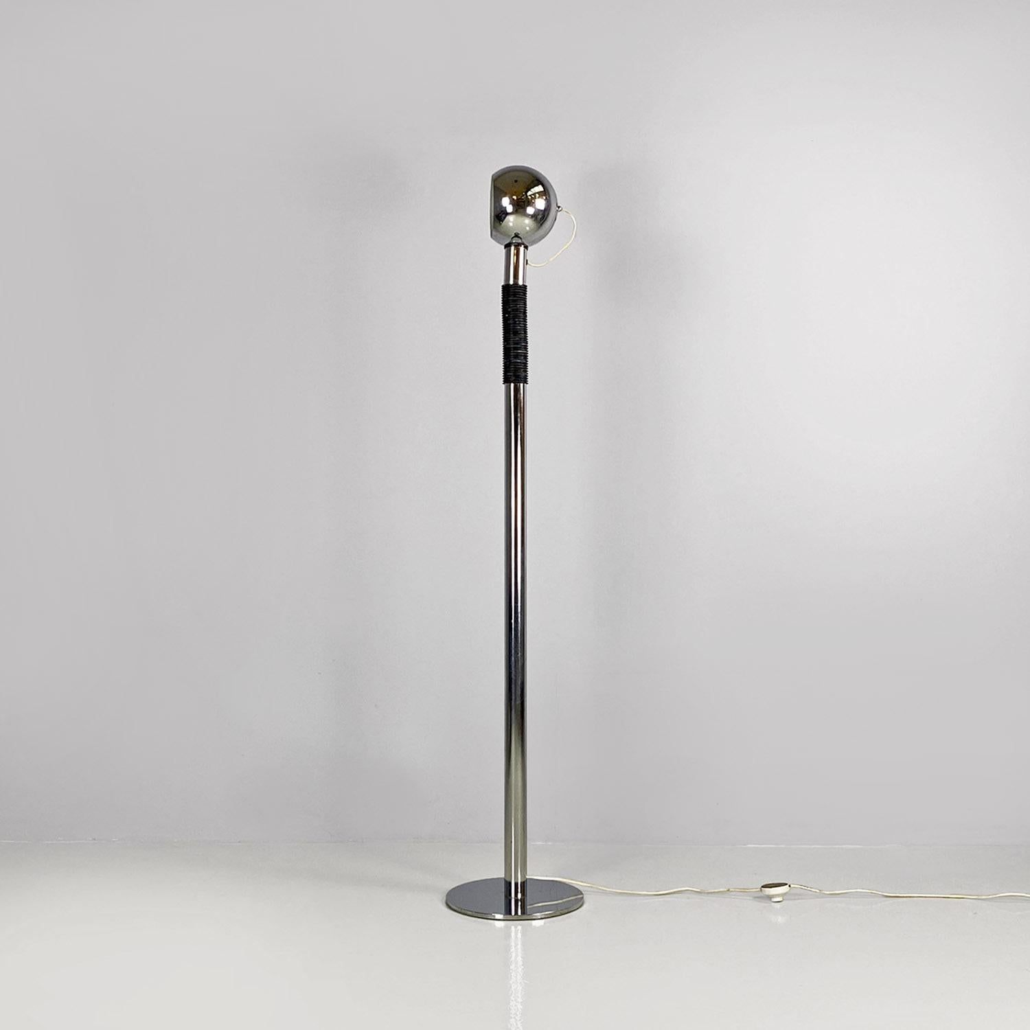 Italian space age adjustable chromed steel and black plastic floor lamp, 1970s.
Floor lamp with adjustable light, with round base in chromed steel, with adjustable support in black plastic, which allows you to bend the stem at the end and direct the