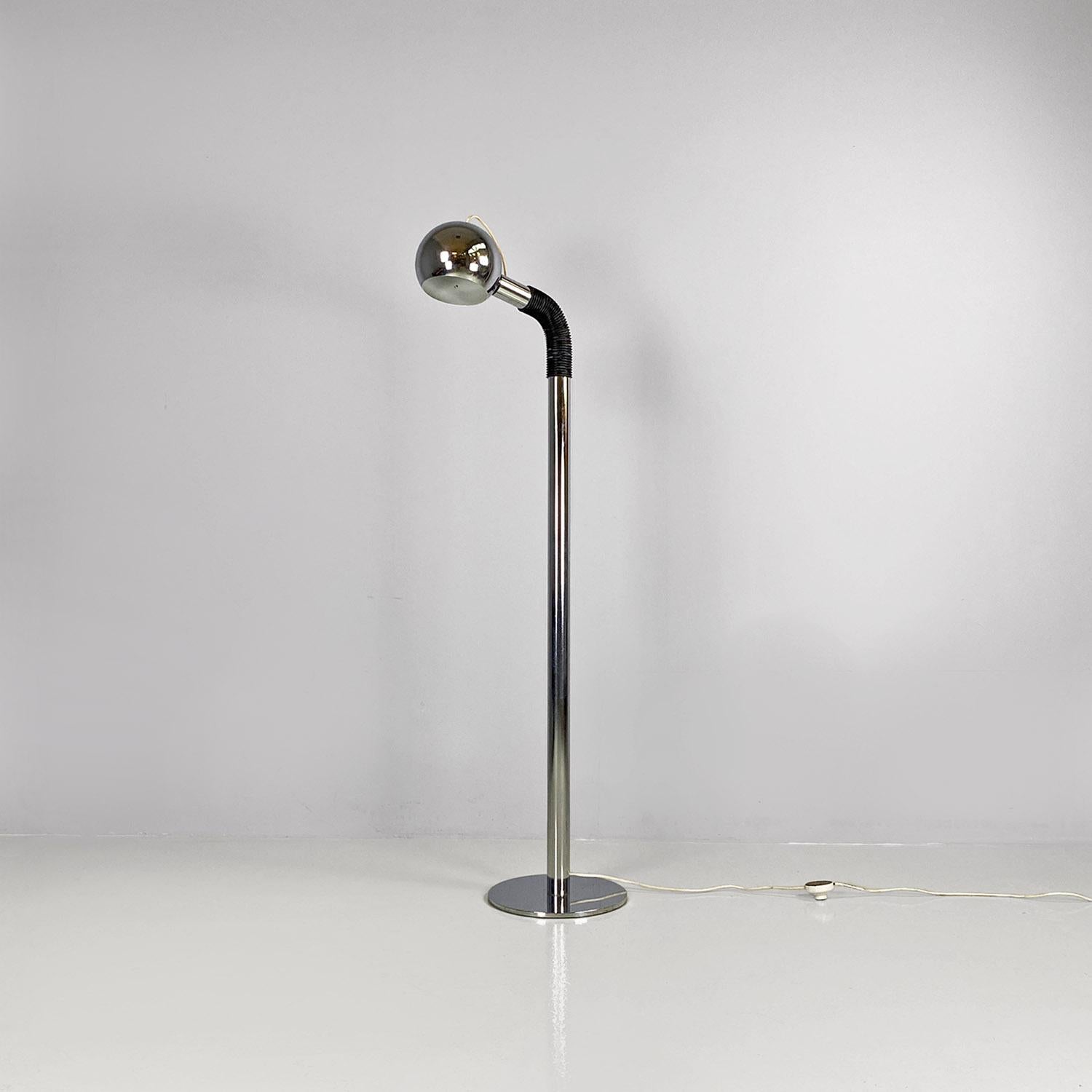 Italian space age adjustable chromed steel and black plastic floor lamp, 1970s In Good Condition For Sale In MIlano, IT