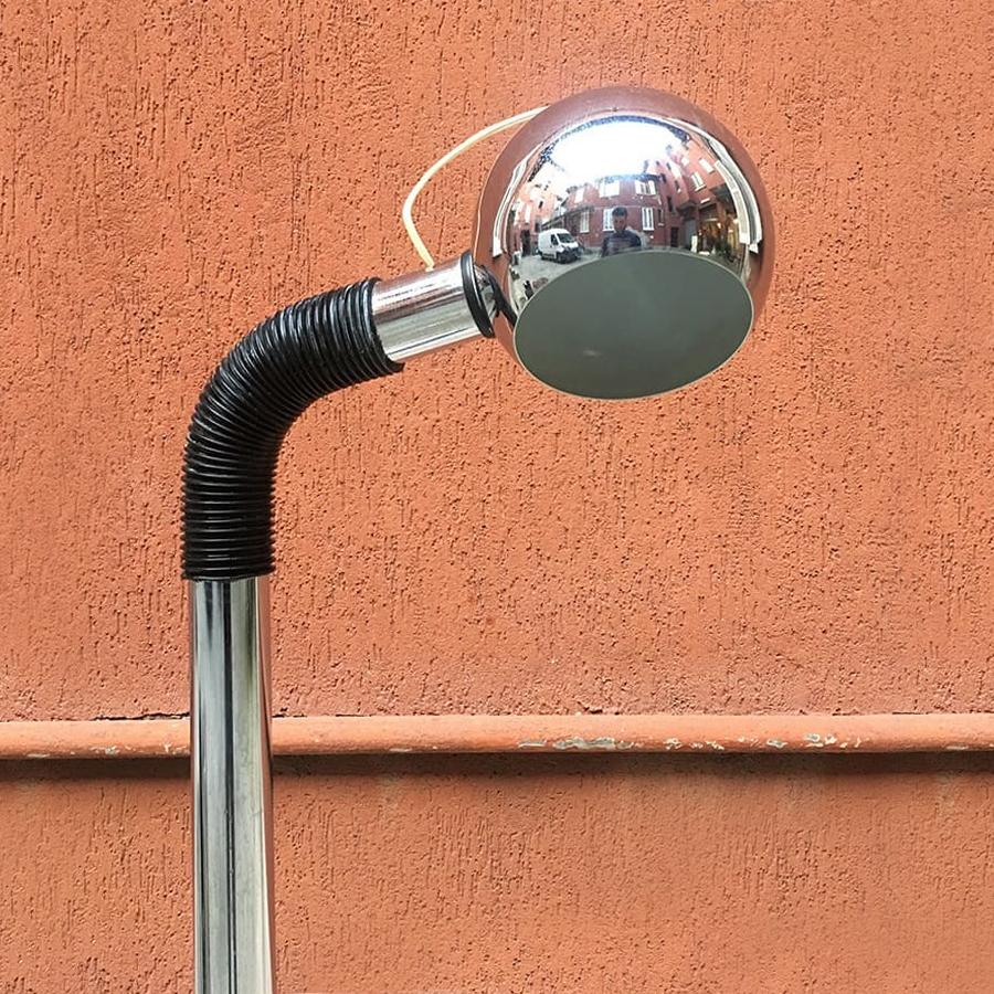 Italian Space Age Adjustable Chromed Steel Floor Lamp, 1970s In Good Condition For Sale In MIlano, IT
