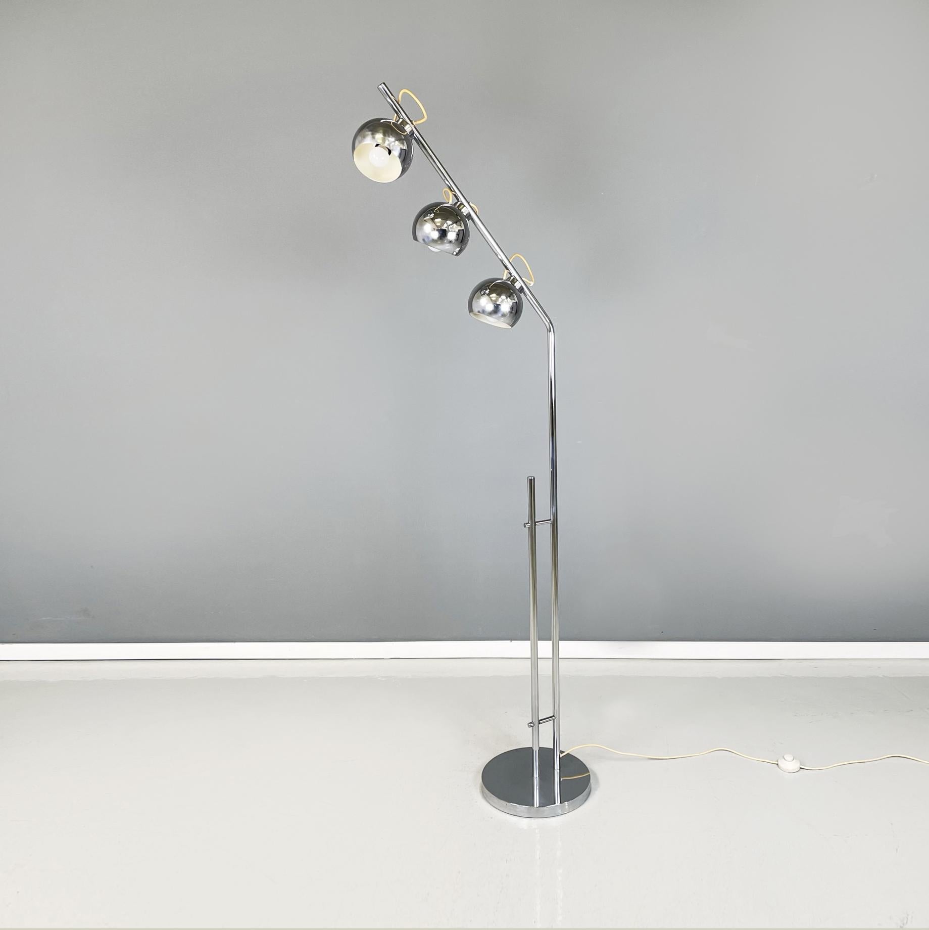 Italian Space age adjustable floor lamp in chromed steel by Reggiani, 1960-1970s
Floor lamp with 3 adjustable lights entirely in chromed steel. The speakers are joined to the structure through a magnet, which allows them to be positioned as you