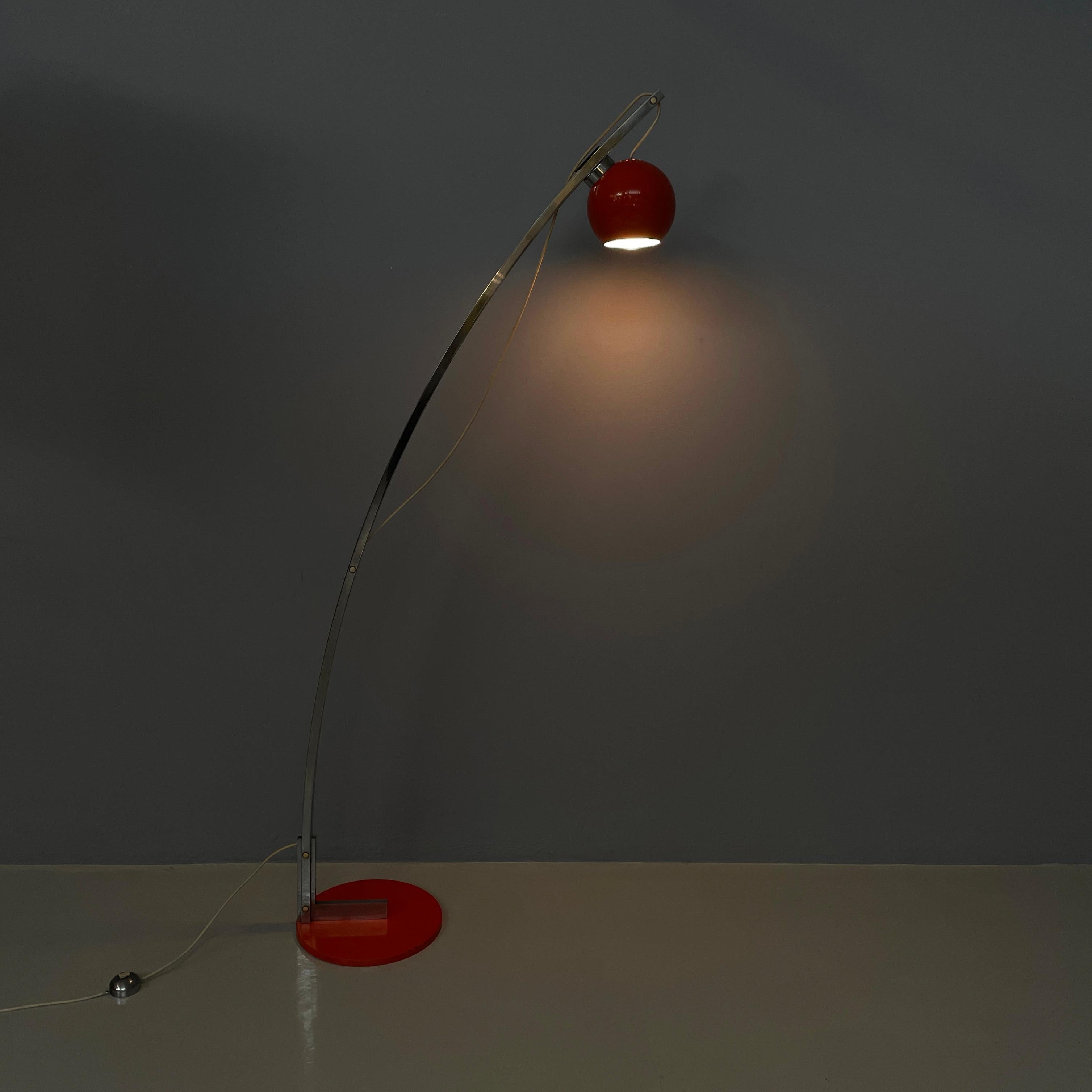 Italian space age Adjustable floor lamp in metal and orange metal, 1970s
Vintage and fantastic floor lamp with spherical and adjustable diffuser in orange painted metal. The slightly curved structure is made up of two rectangular metal strips, which