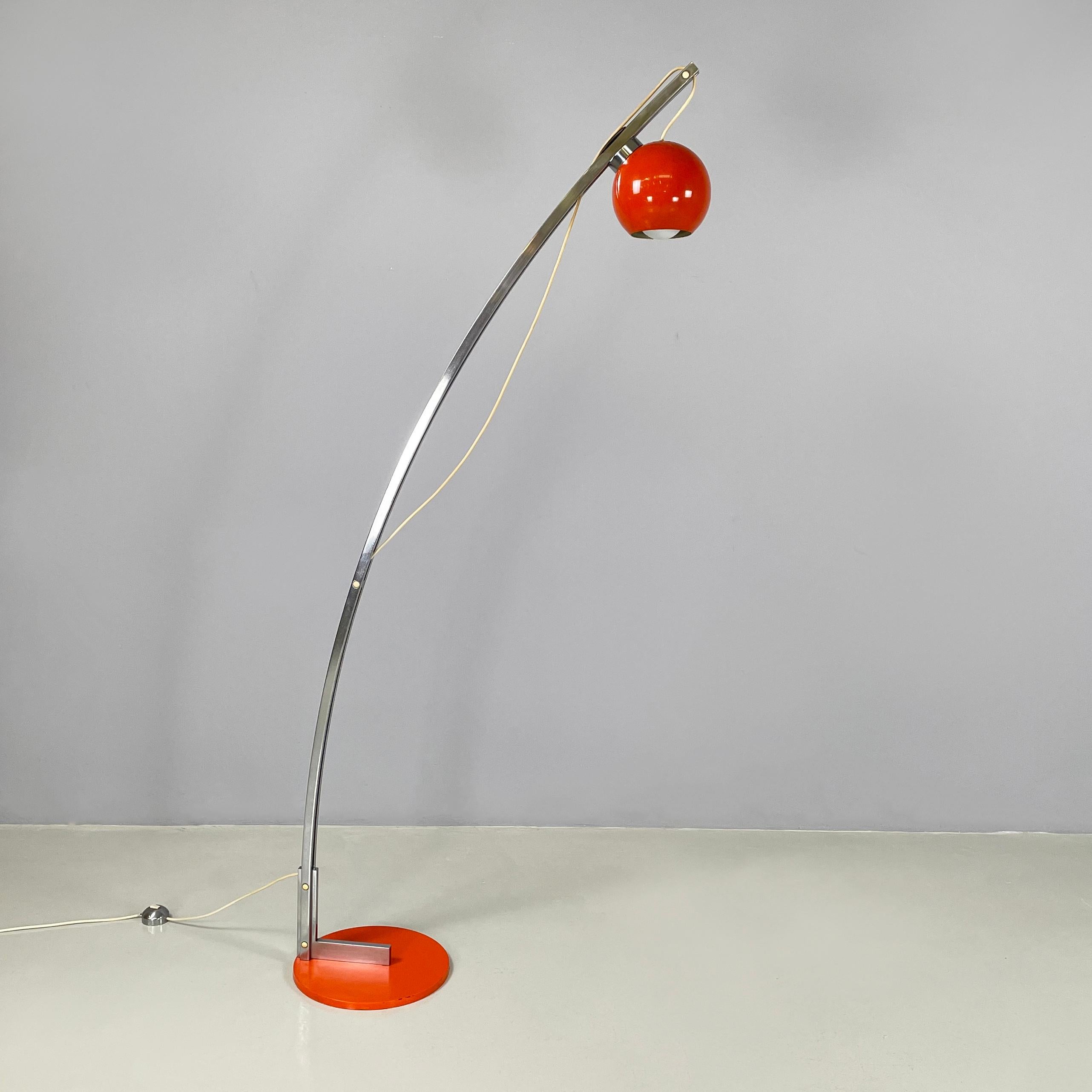 Italian space age Adjustable floor lamp in metal and orange metal, 1970s In Good Condition For Sale In MIlano, IT