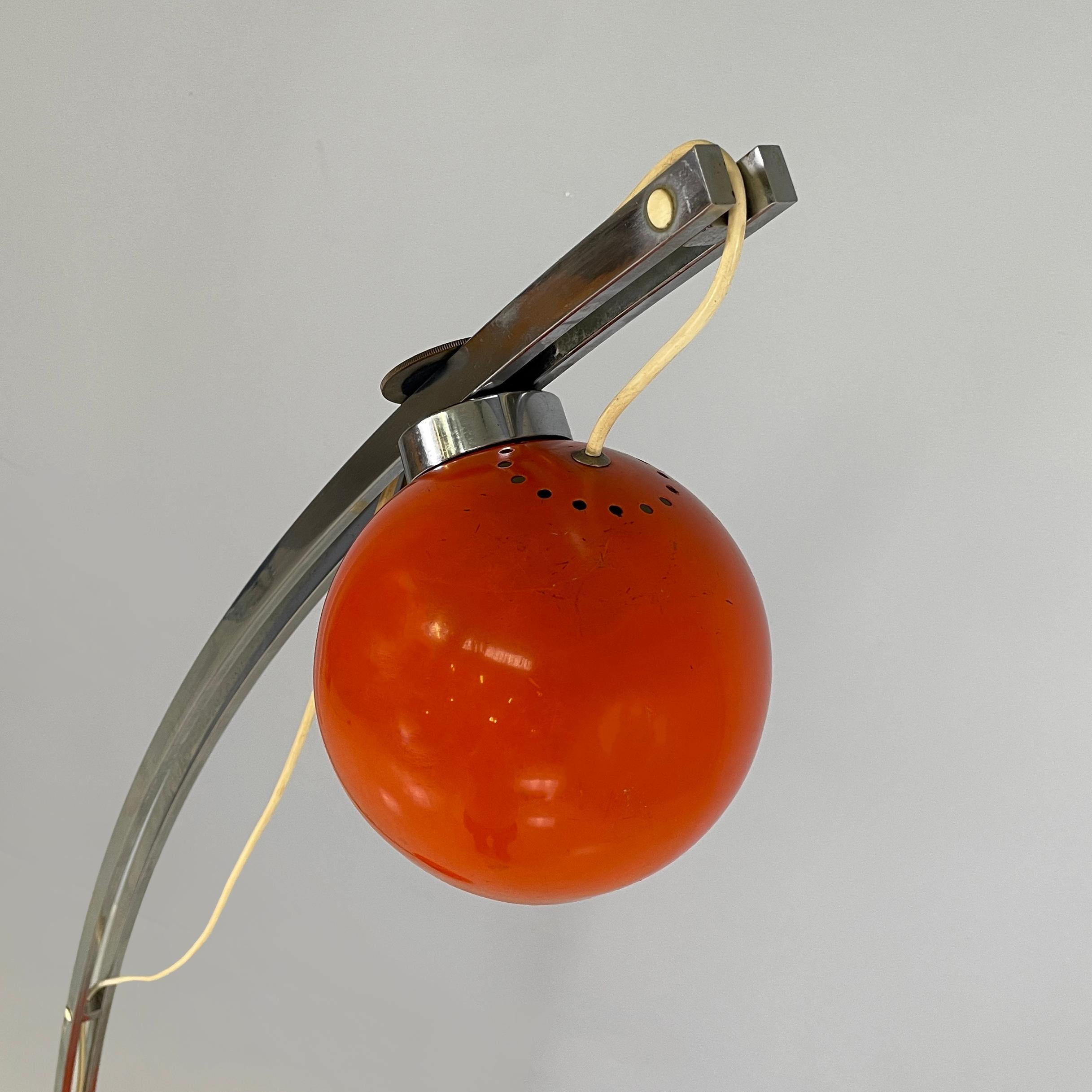 Italian space age Adjustable floor lamp in metal and orange metal, 1970s For Sale 1