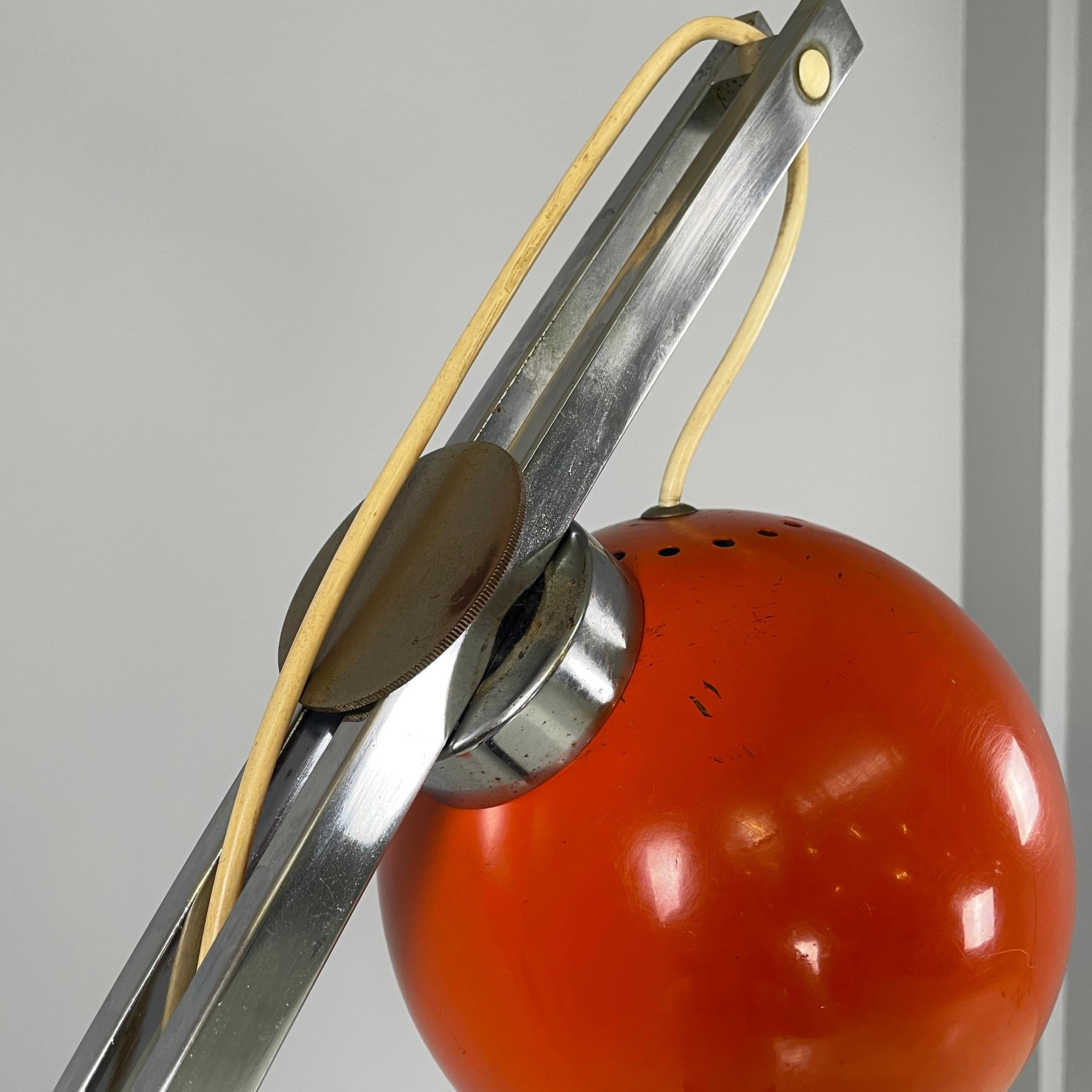 Italian space age Adjustable floor lamp in metal and orange metal, 1970s For Sale 2
