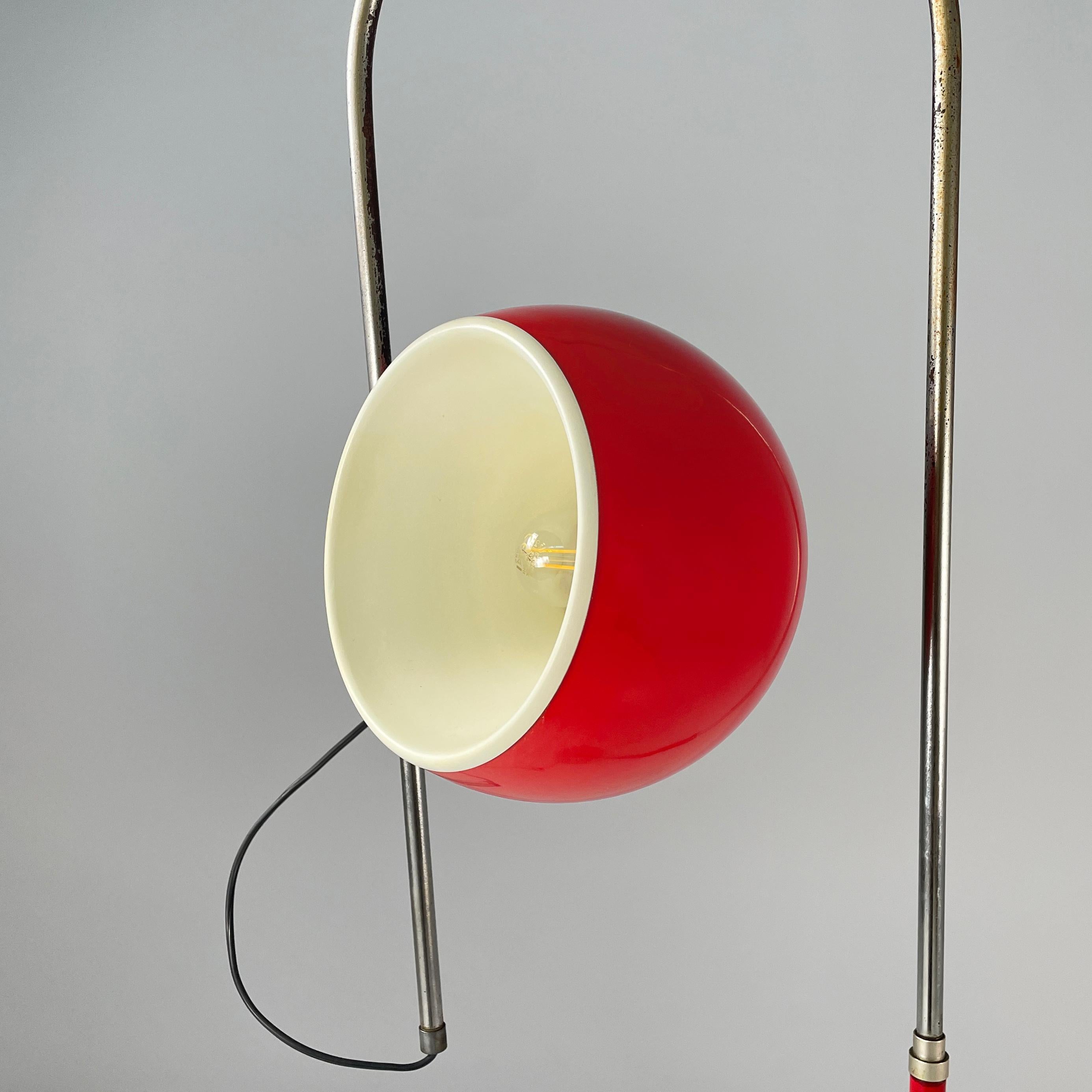 Italian space age Adjustable floor lamp in red metal and marble, 1970s For Sale 3
