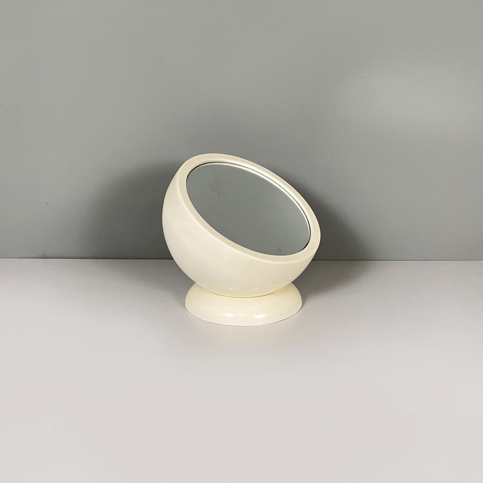 Miroir de table italien ajustable Space Age en plastique ABS blanc crème par Filippo Panseca, 1970
Miroir de table avec miroir rond et base ronde, en plastique ABS blanc crème. Le miroir repose sur la base, ce qui permet de le positionner comme on