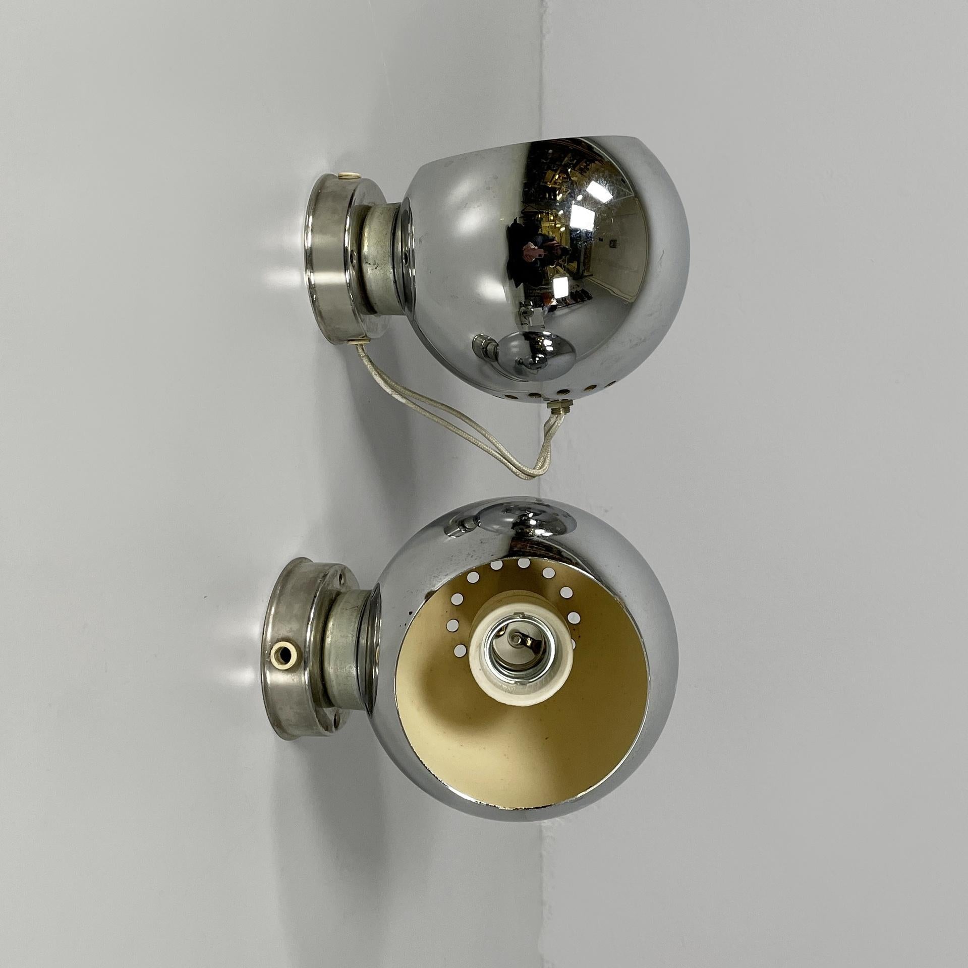 Lampes murales italiennes réglables de l'ère spatiale en acier, 1970
Paire d'appliques orientables avec diffuseur sphérique en acier et intérieurs peints en beige. Une rainure à l'arrière permet d'incliner le diffuseur. La fixation murale est une