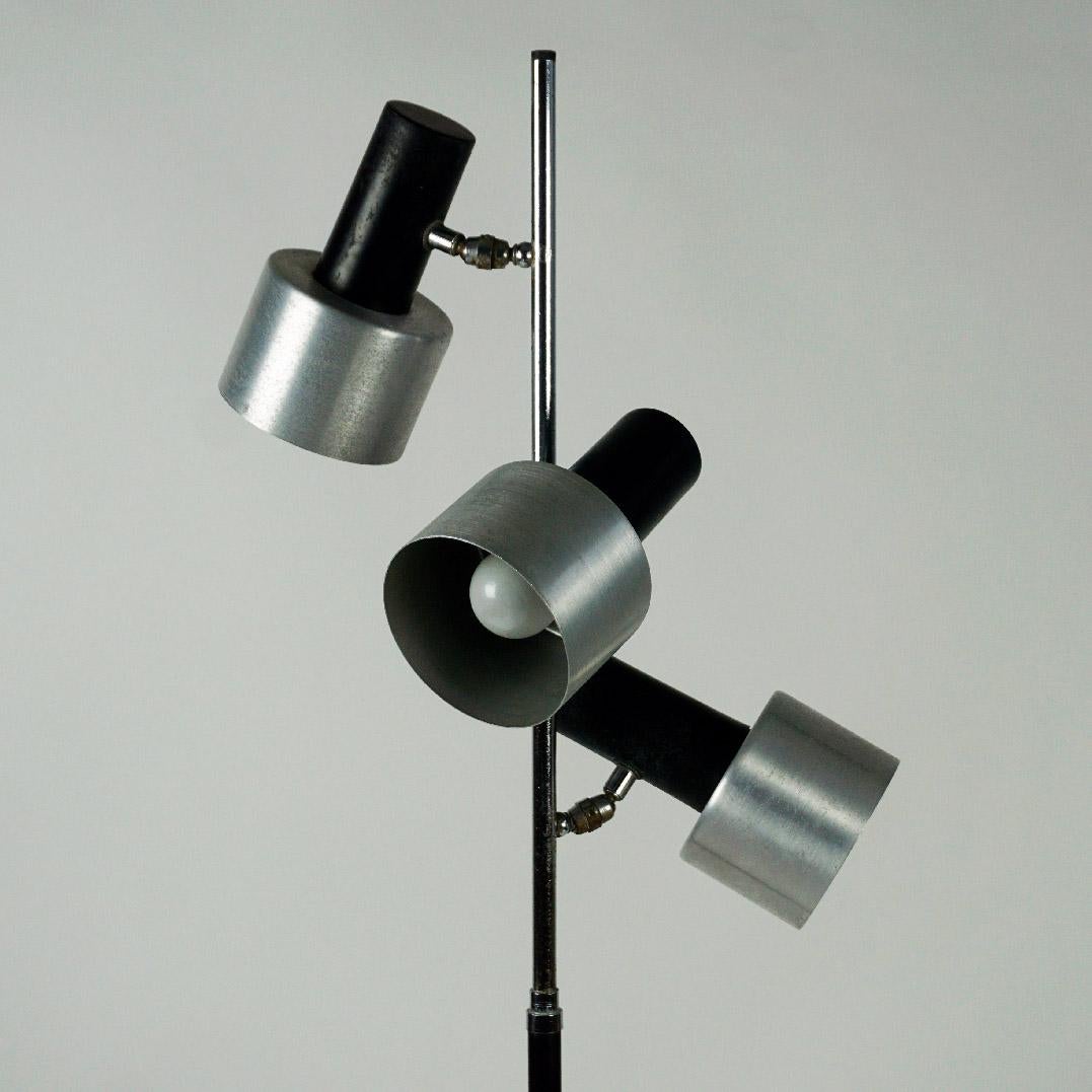 Italian Space Age Aluminum and black lacquered Metall Spot Floor Lamp For Sale 5