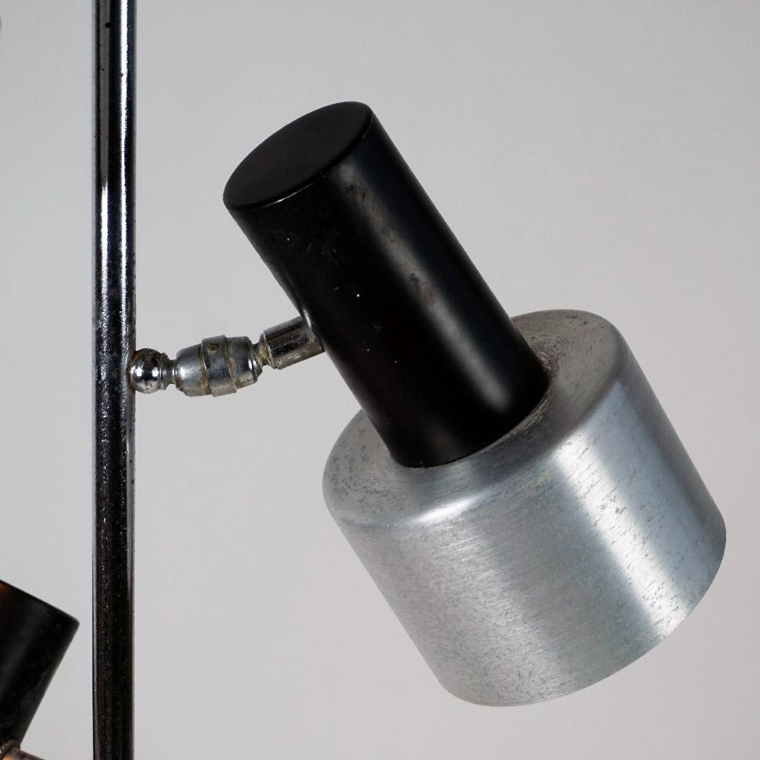 Italian Space Age Aluminum and black lacquered Metall Spot Floor Lamp In Good Condition For Sale In Vienna, AT