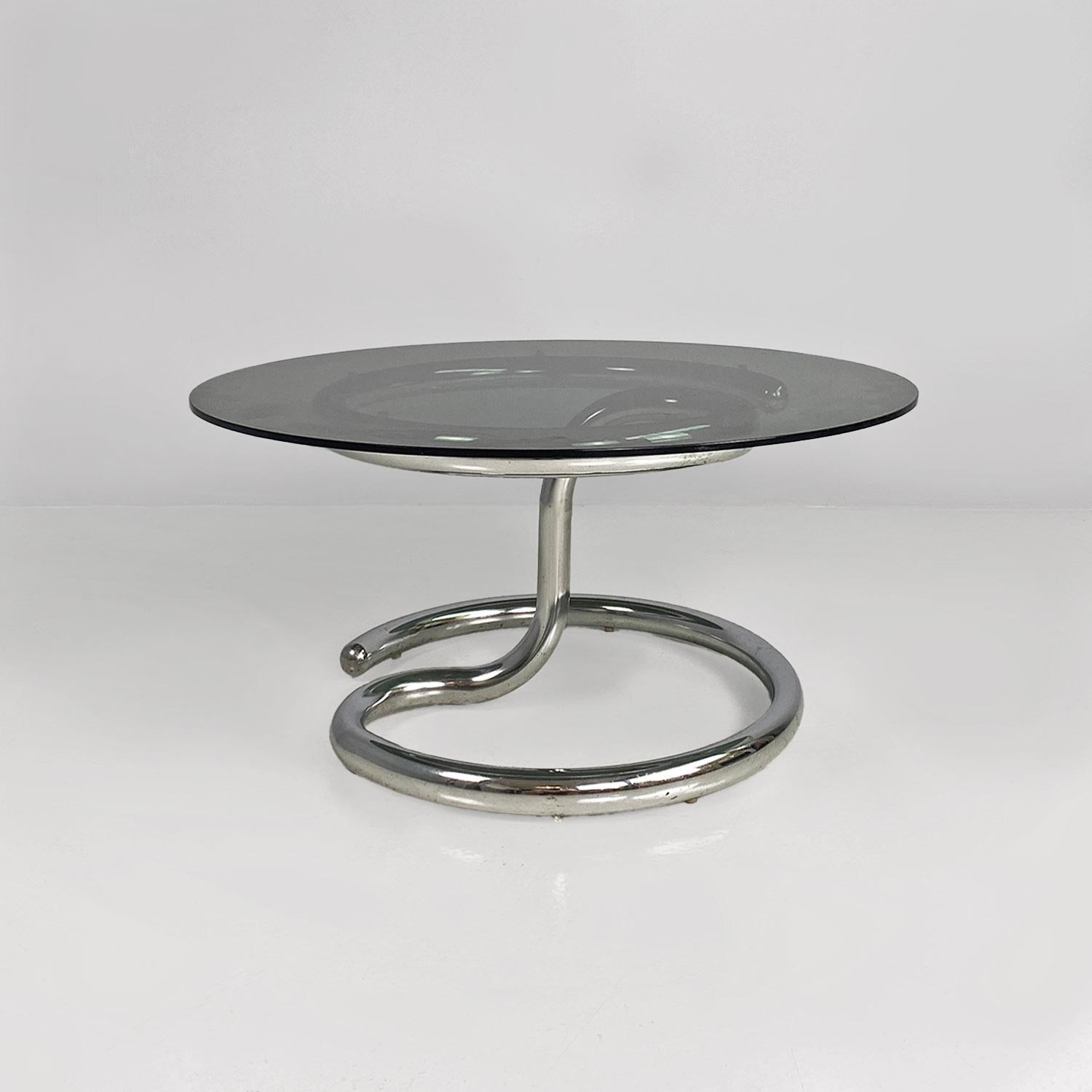 Italienischer Space Age Couchtisch Anaconda aus Rauchglas und verchromtem Stahl von Paul Tuttle für Strassle International, 1970er Jahre.
Couchtisch Modell Anaconda mit gebogenem, verchromtem Stahlrohrgestell und runder Rauchglasplatte.
Entworfen