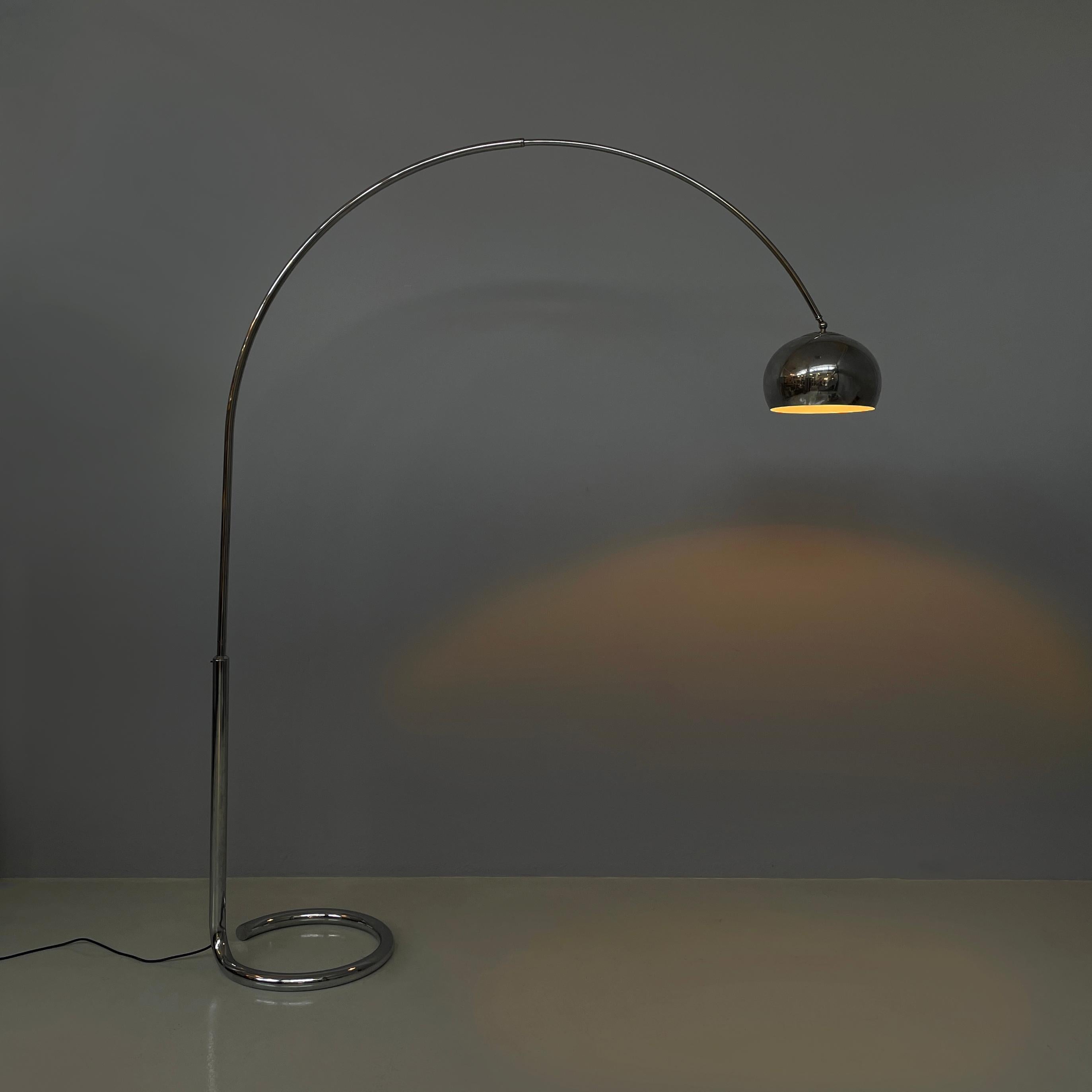 Italian space age Arched and adjustable floor lamp in chromed steel, 1970s
Arched floor lamp with adjustable dome diffuser, entirely in chromed steel. The inside of the diffuser is in white painted steel. The arched structure is made up of two rods,