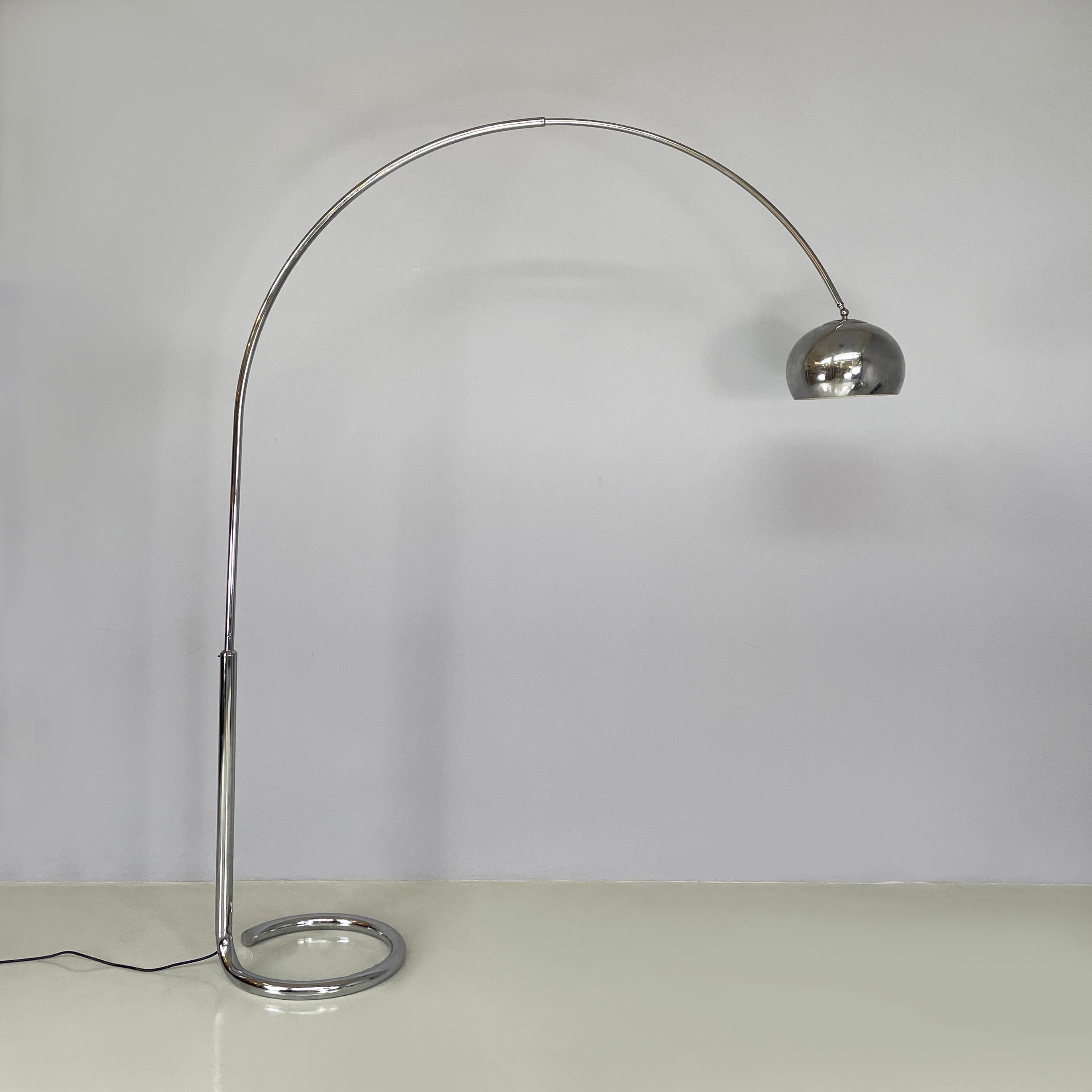 Italian space age Arched and adjustable floor lamp in chromed steel, 1970s In Good Condition In MIlano, IT