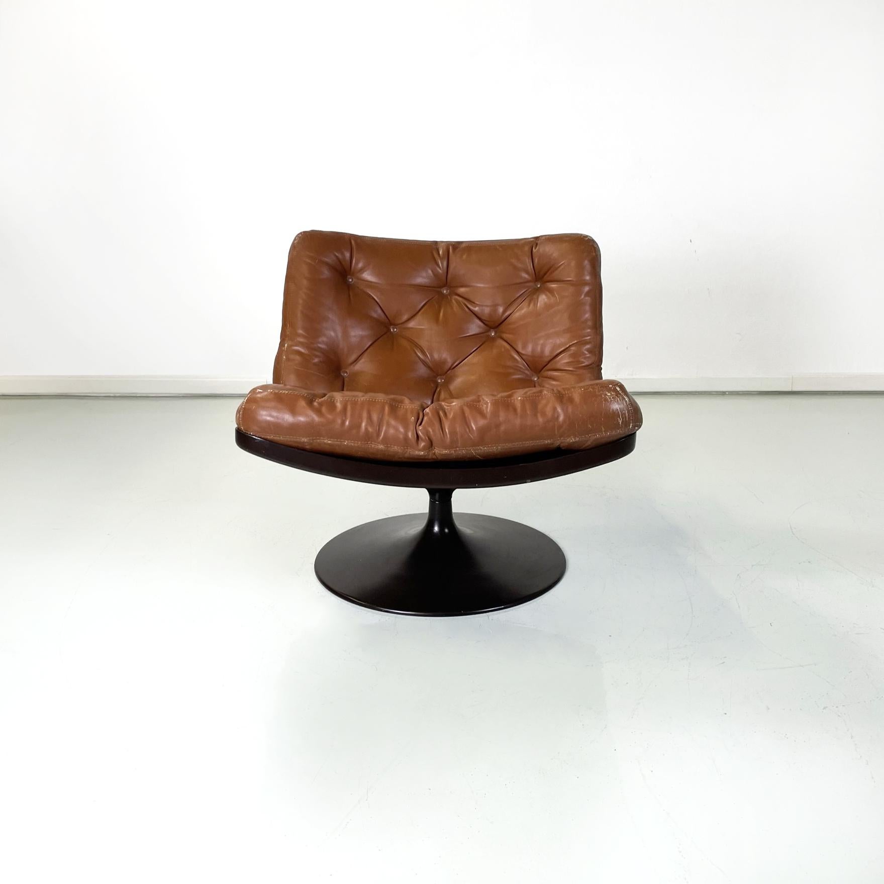 Italian space age armchair in brown leather and black plastic by Play, 1970s
Armchair with Tulip style swivel round base in black abs. The seat and back are composed of two padded and stitched cushions in brown leather.
Produced by Play in
