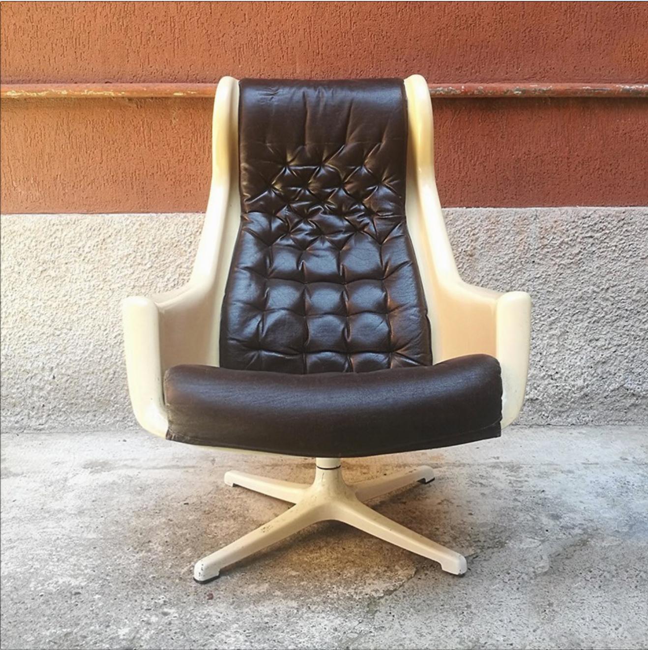 Swedes mid-century modern Space Age Armchair Galaxy by Alf Svensson for Dux 1968
Amazing and very rare Space Age armchairs from 1970 period.
The seating is in leather and the cover is in plastic white.
Base is in aluminum fusion, white painted and