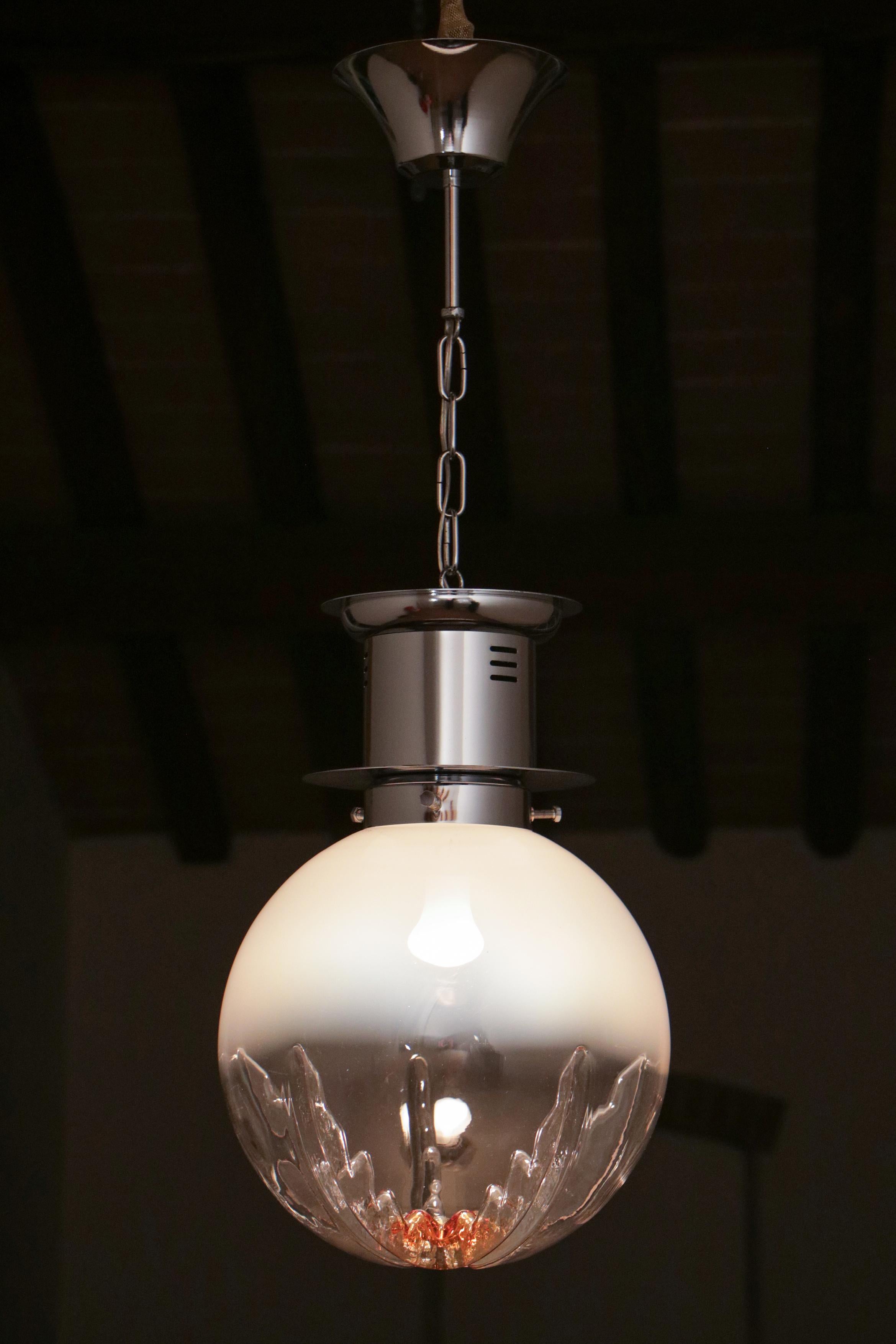 Lampada a sospensione a sfera italiana A Space Age attribuita a Mazzega, anni '70 in vendita 6