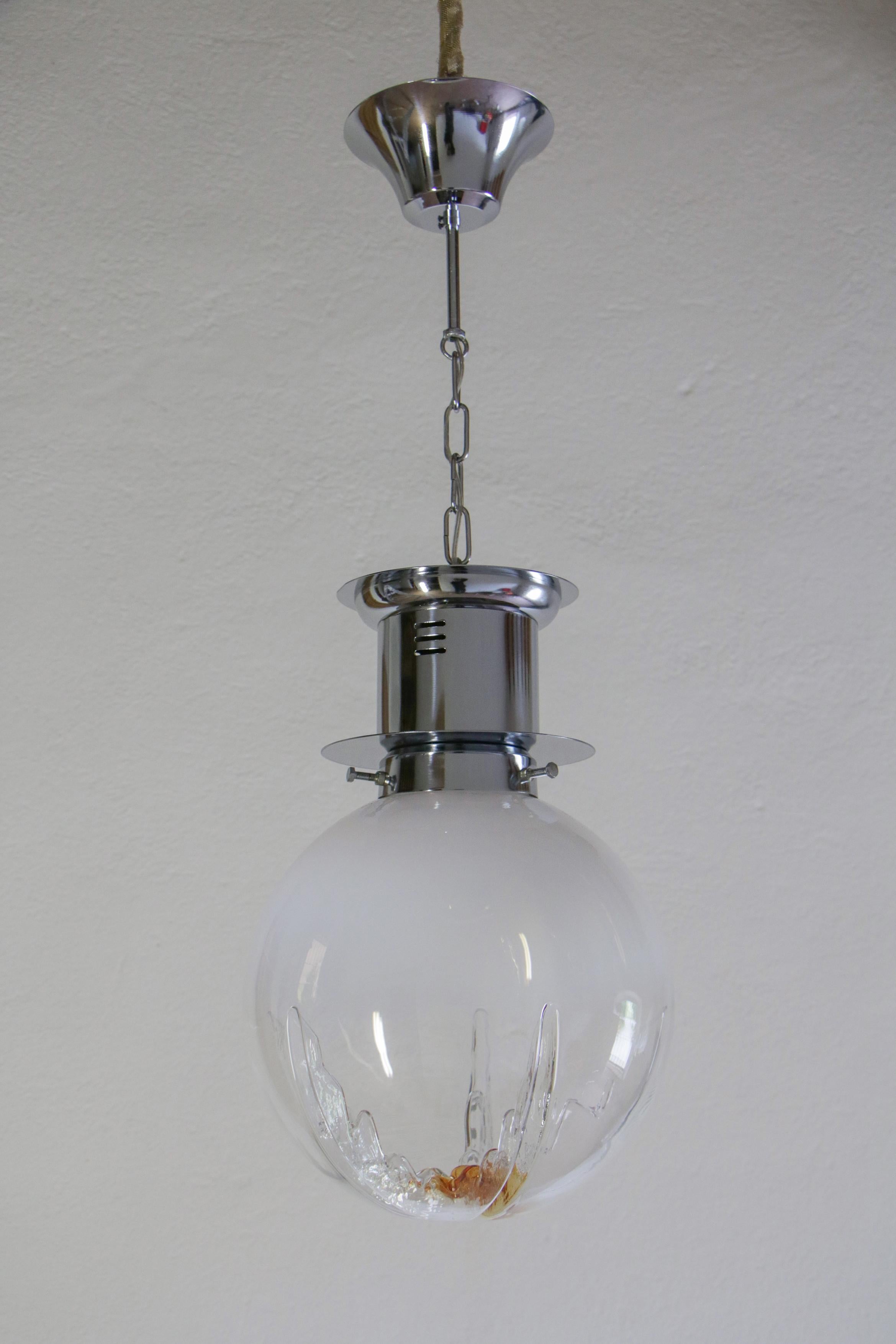 Italiano Lampada a sospensione a sfera italiana A Space Age attribuita a Mazzega, anni '70 in vendita