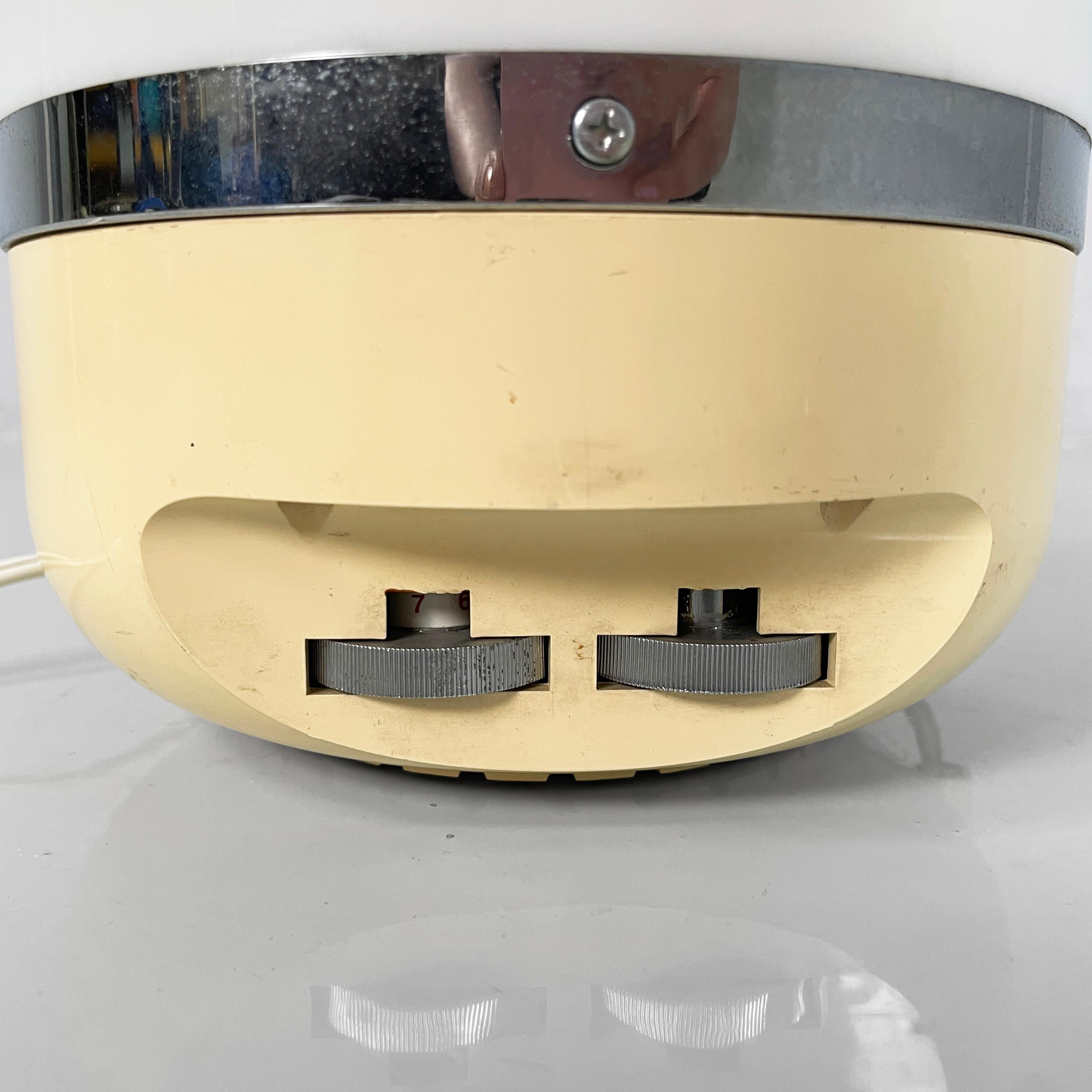 Italian space age beige radio table lamp by Adriano Rampoldi for Europhon, 1970s For Sale 8