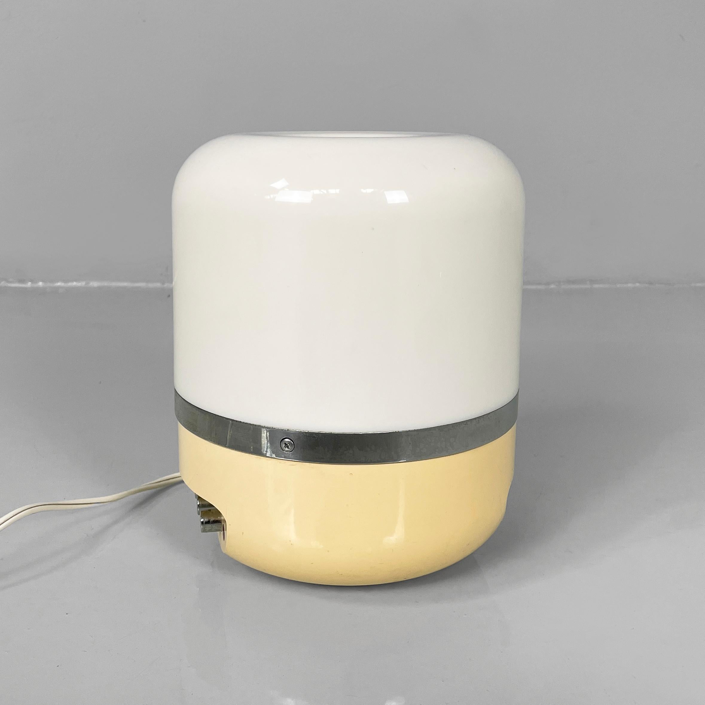 Italian space age beige radio table lamp by Adriano Rampoldi for Europhon, 1970s In Fair Condition For Sale In MIlano, IT