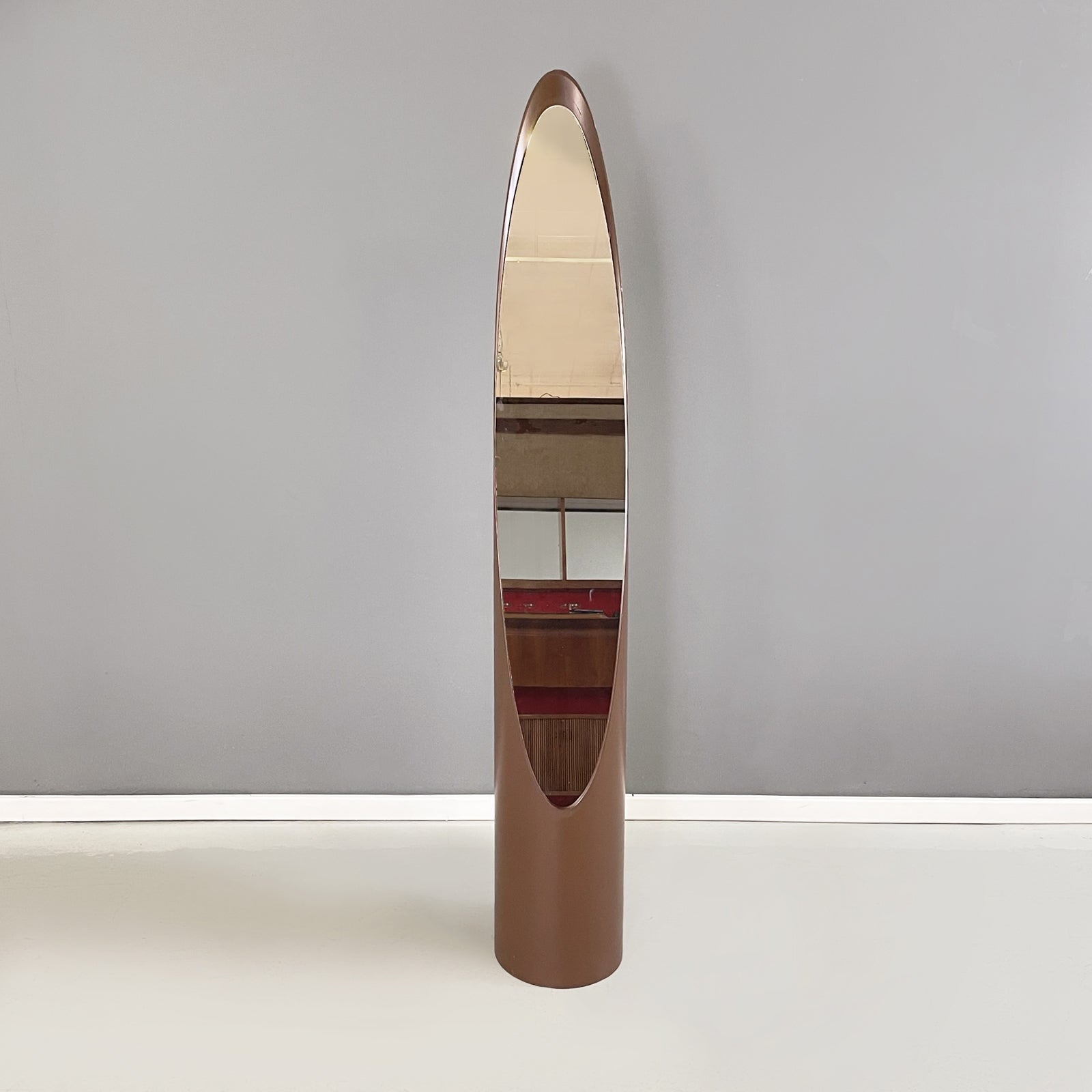 Italian space age Brown Floor mirror Unghia or Lipstick by Rodolfo Bonetto 1970s
Self-supporting floor mirror mod. Unghia, also known as Lipstick, with a round base with ABS plastic structure in dark brown. The elliptical mirror is slightly inclined