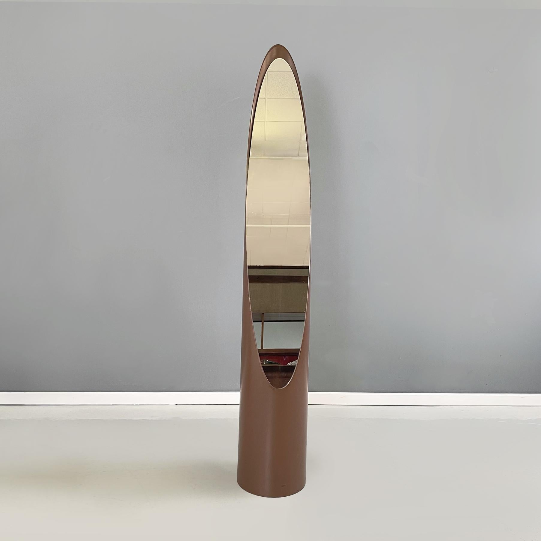 Italian space age Brown Floor mirror Unghia or Lipstick by Rodolfo Bonetto 1970s
Self-supporting floor mirror mod. Unghia, also known as Lipstick, with a round base with ABS plastic structure in dark brown. The elliptical mirror is slightly inclined