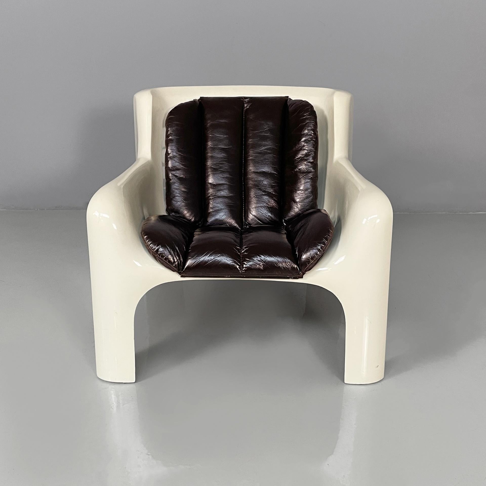 Fauteuils italiens space age en fibre de verre blanche et cuir marron Gaia par Carlo Bartoli pour Arflex, années 1970
Paire de fauteuils modèle Gaia avec assise et dossier, rembourrés et tapissés en cuir marron foncé presque noir. La structure, les