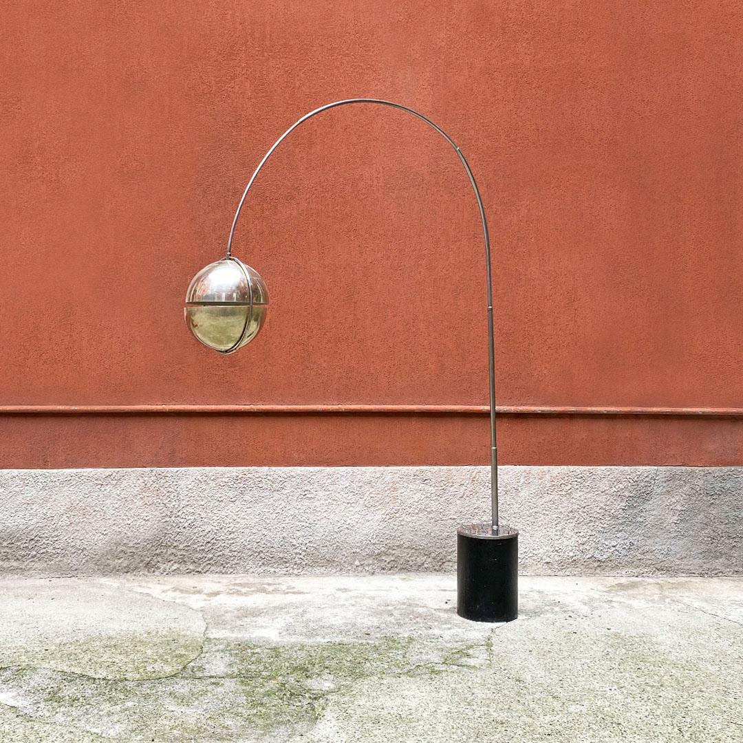 Italian Space Age, cast iron and steel arc floor lamp by Studio Reggiani, 1970s
Floor lamp with arc shape, with cylindrical base in cast iron and structure entirely in steel, not telescopic but simply directionable. Almost spherical steel