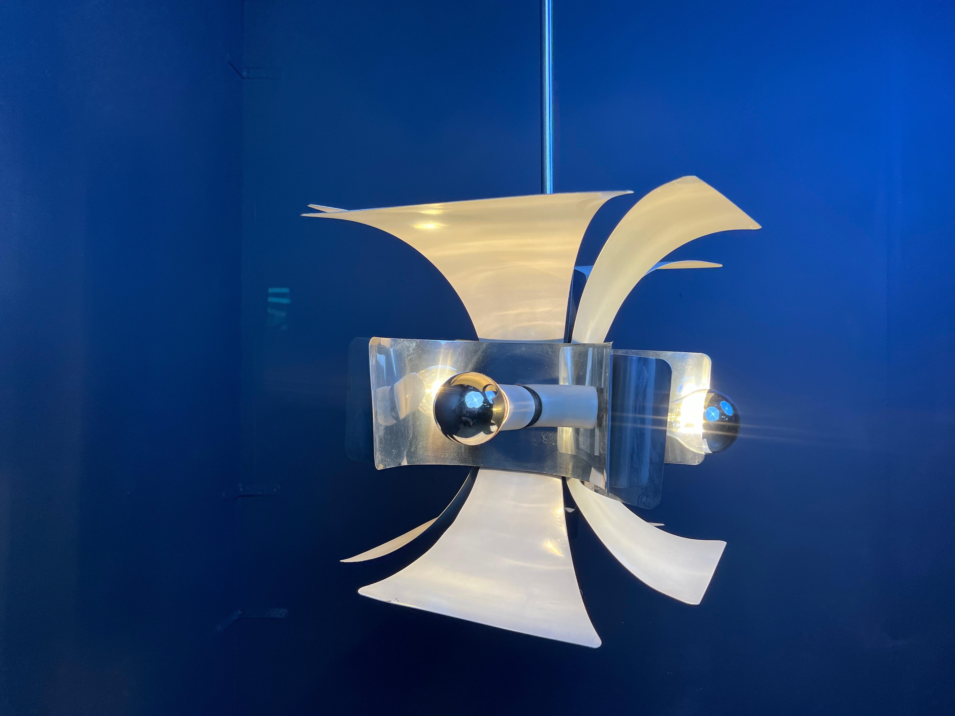 Space age era italian chandelier made from bent aluminum sheets of metal with a white reflective finish.

Tested and ready for use with regular E14 light bulbs.

Attributed to Gaetano Sciolari

1960s - Italy

Dimensions:
Height: 90cm
Width x depth