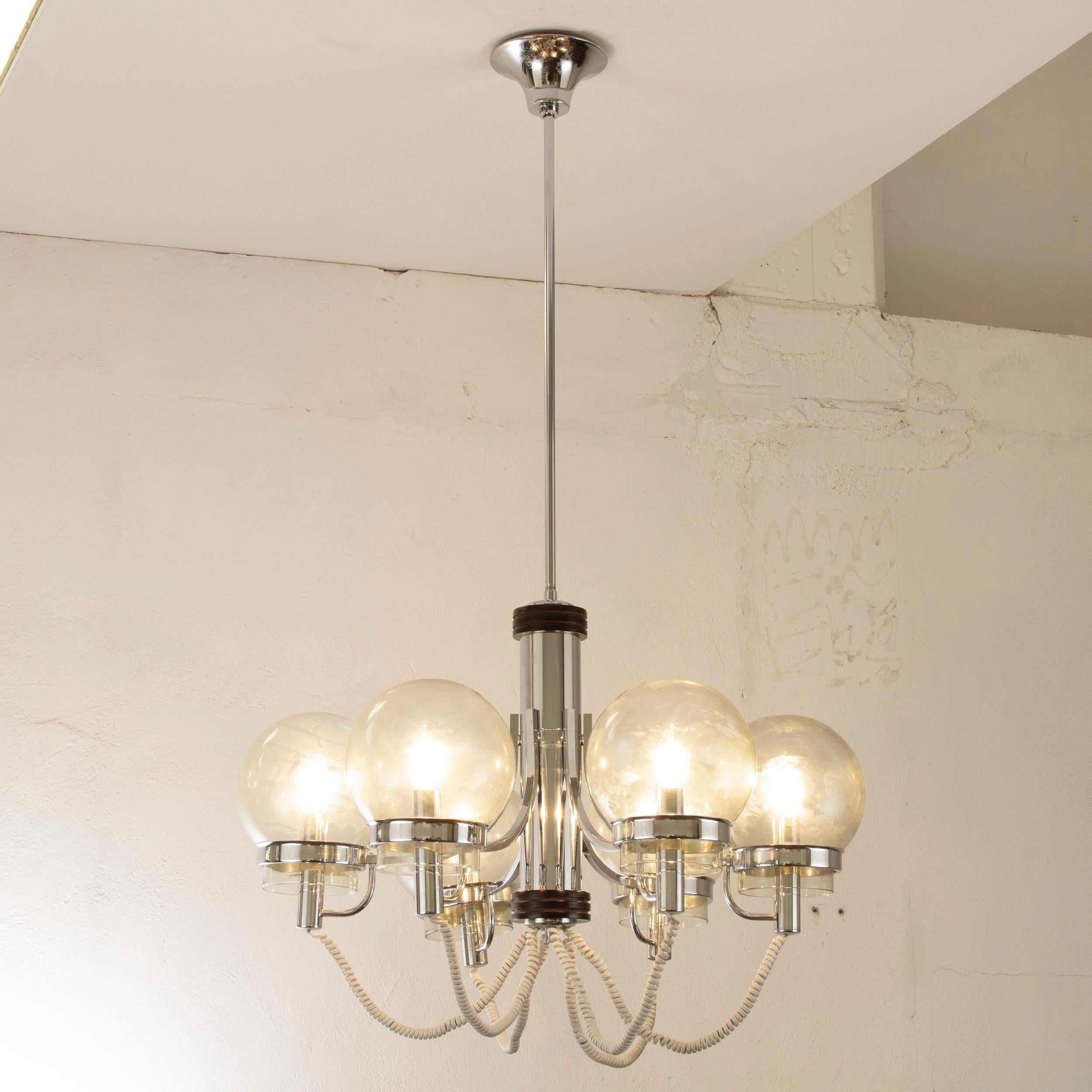Grand lustre design des années 1970 Fabriqué en Italie, cadre chromé et globes diffuseurs en verre dans le style d'Arteluce.

Condit : pratiquement en parfait état et jamais utilisé : pas de grosses rayures, pas de défauts, pas de fissures pas de