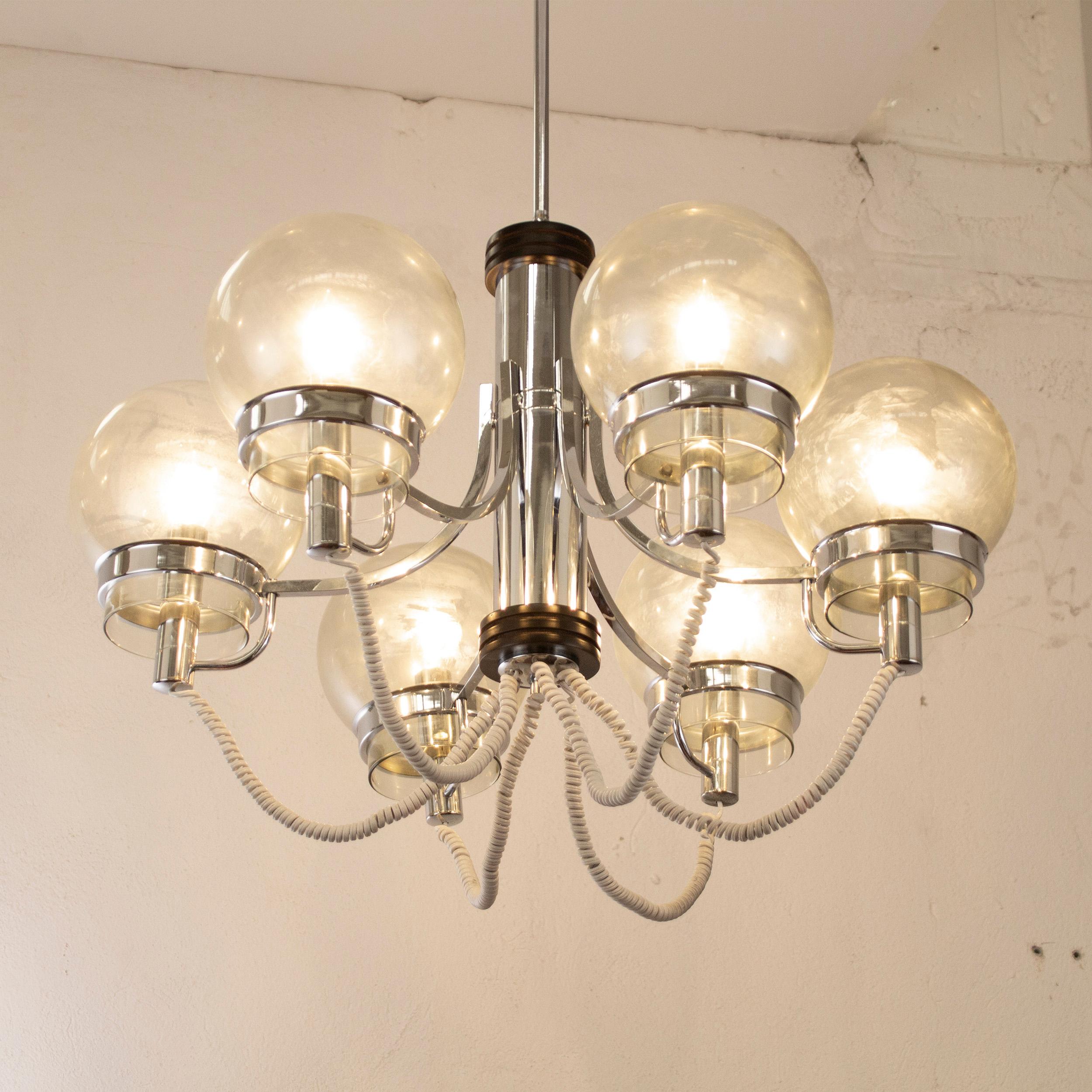 20ième siècle Lustre italien de l'ère spatiale des années 1970, fabriqué en Italie, design, globes en chrome et verre en vente