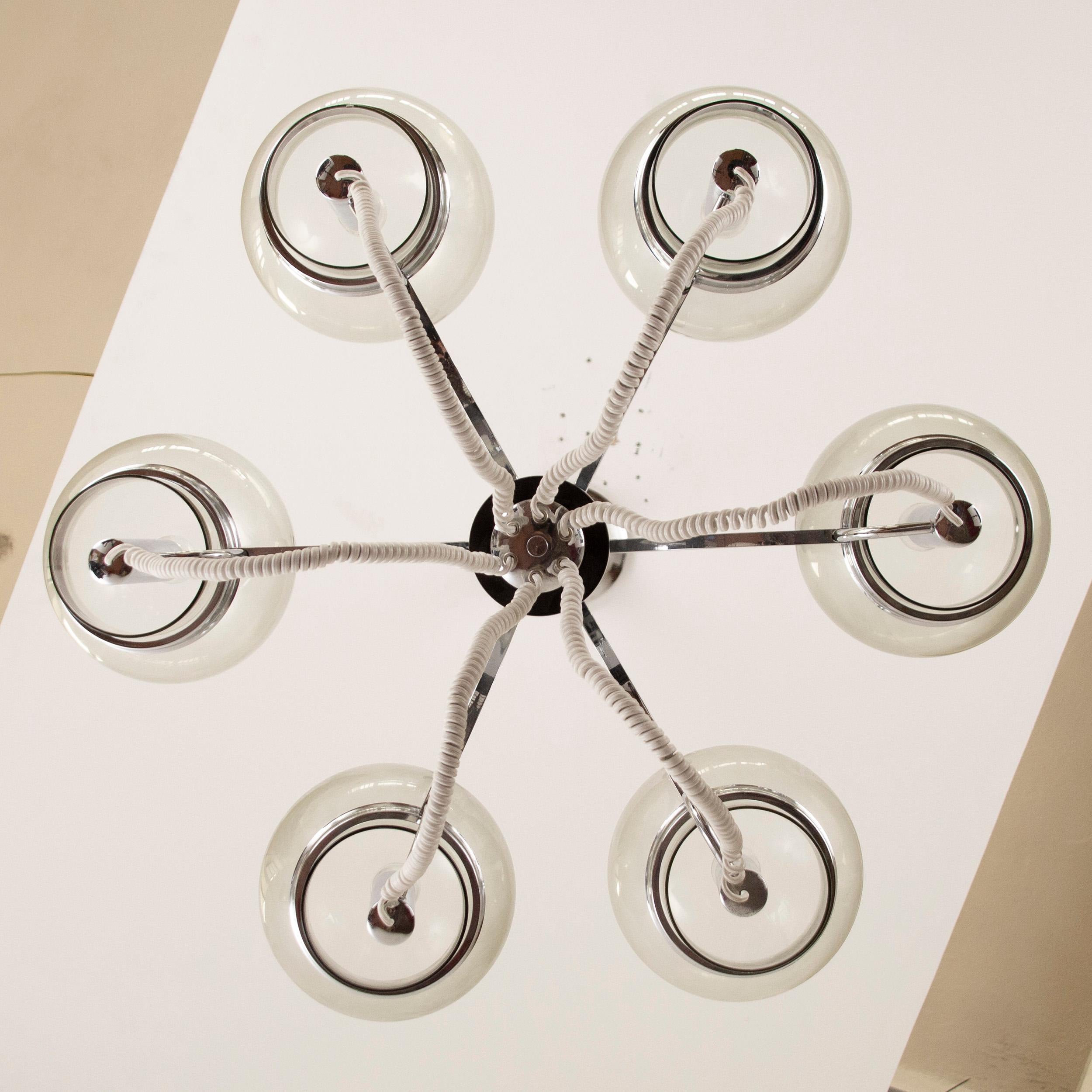 Lustre italien de l'ère spatiale des années 1970, fabriqué en Italie, design, globes en chrome et verre en vente 1