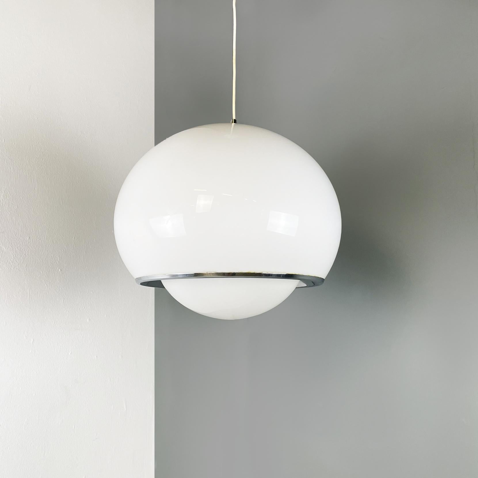 Lustre italien de l'ère spatiale mod. Bud par Studio6g pour Guzzini Illuminazione, 1970
Lustre mod. Bud de forme ronde, composé de deux parties en plexiglas blanc. Il est doté d'un bracelet en acier chromé.
Produit par Guzzini Illuminazione dans