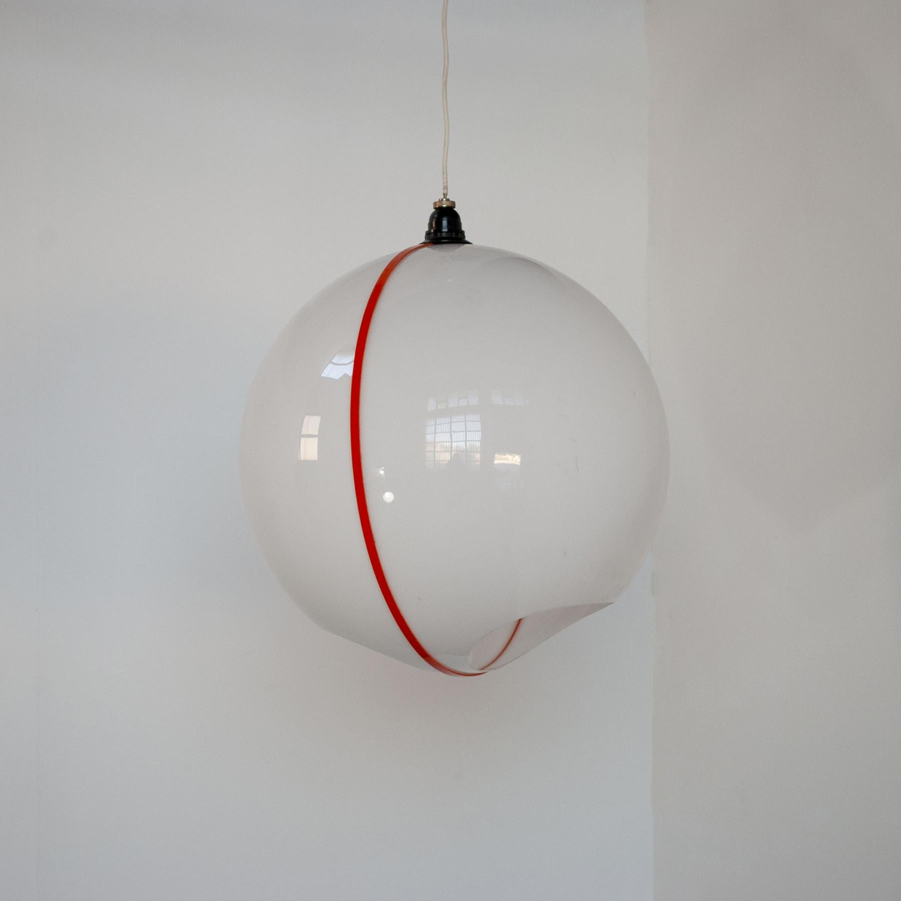 Lustre sphère de suspension en plastique avec deux trous symétriques sur le fond, une sérigraphie orange sur toute la circonférence, production italienne des années 1970.