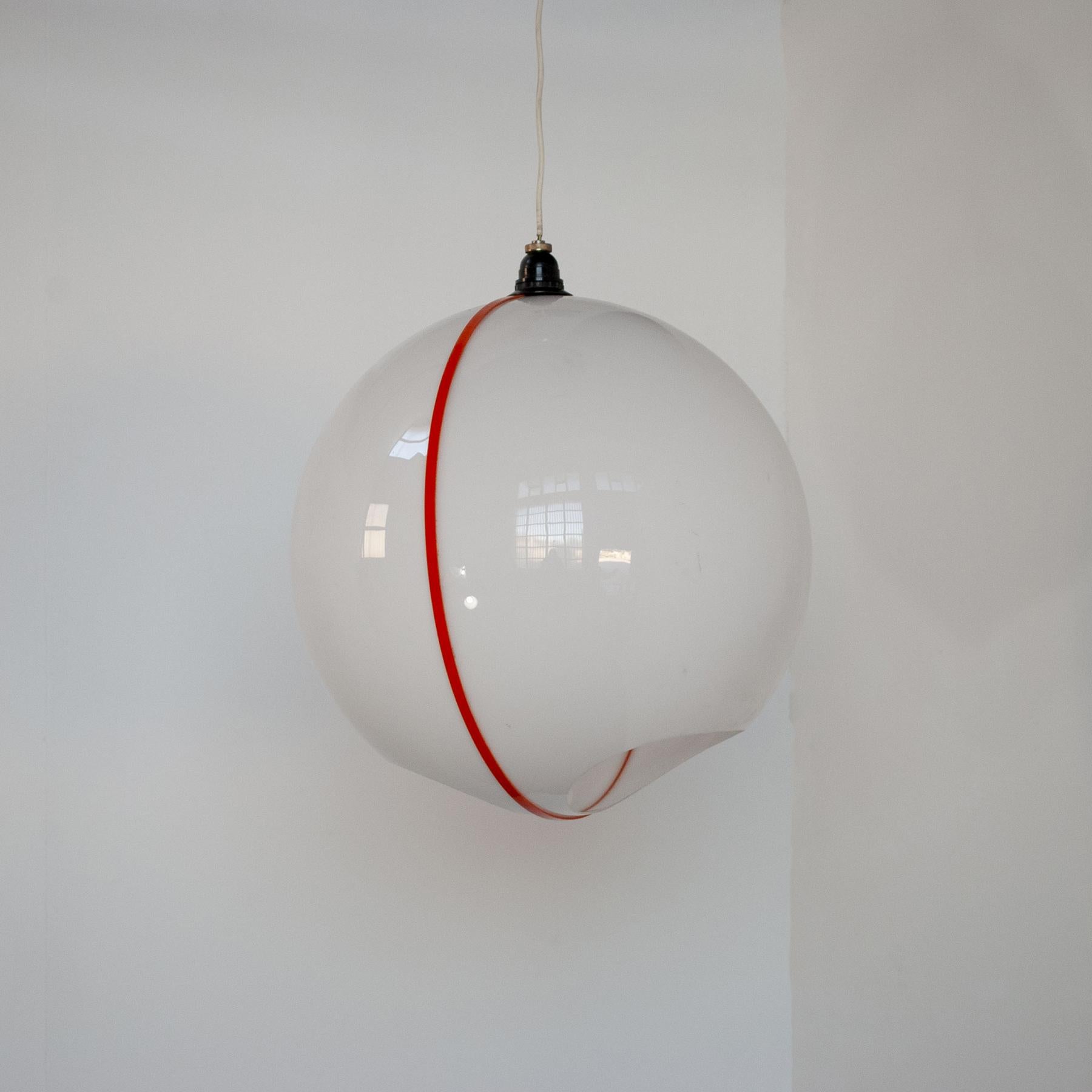 Lampadario a sfera a sospensione in plastica con due fori simmetrici sul fondo, serigrafia arancione su tutta la circonferenza, produzione italiana degli anni Settanta.