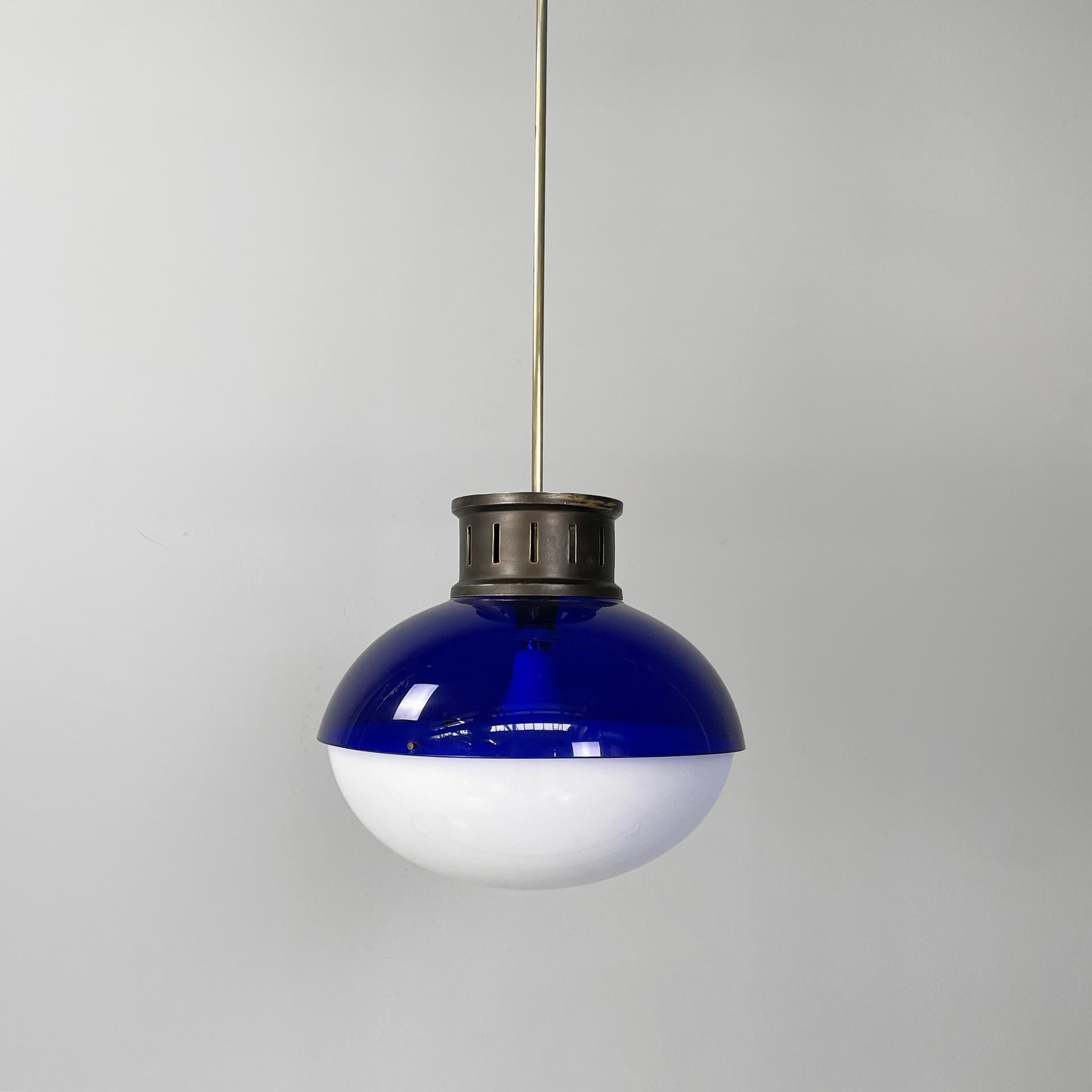 Italian Space Age chandelier in blue and white plexiglass, 1970s In condizioni buone in vendita a MIlano, IT