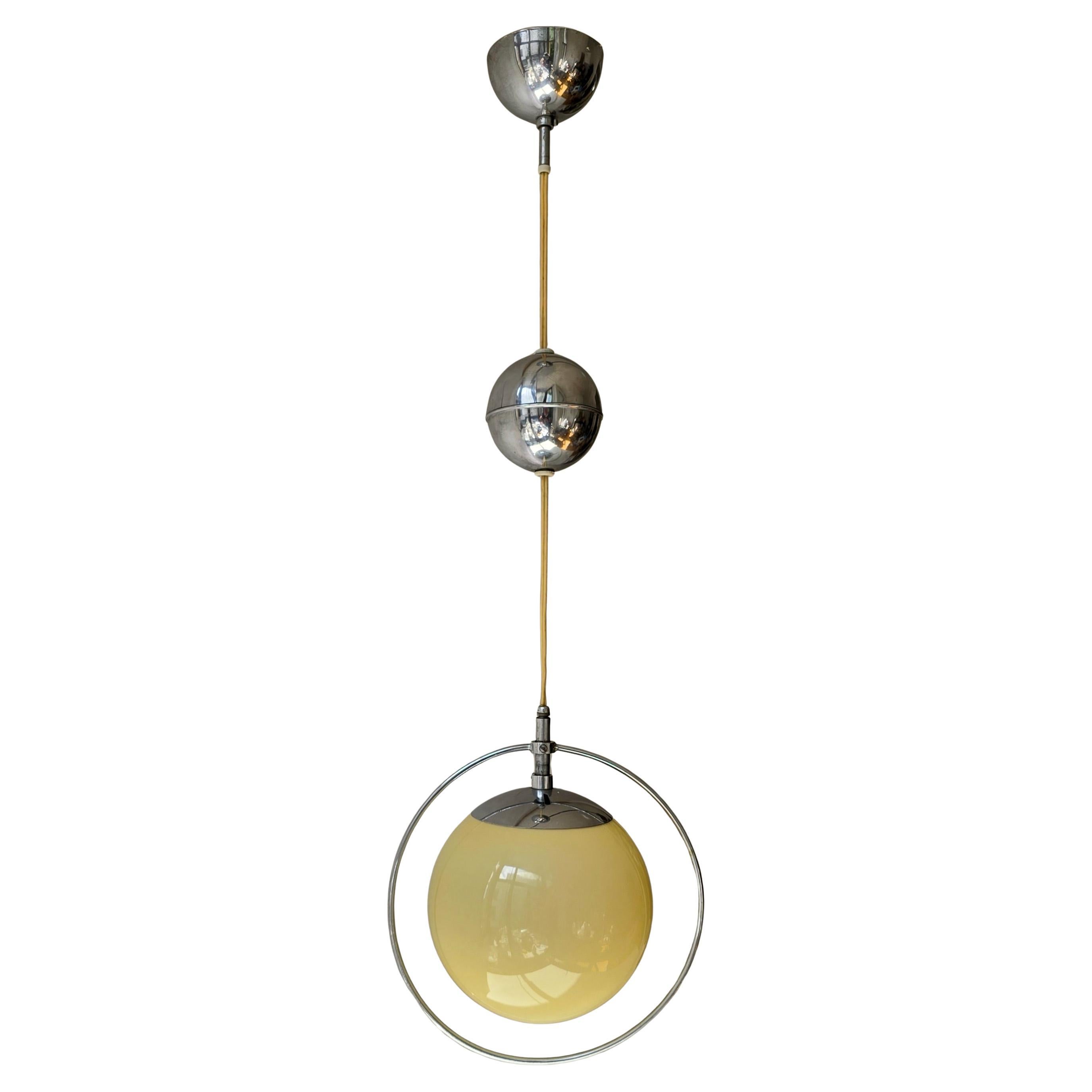 Lampada a sospensione italiana Space and Chrome e vetro, anni '70

Straordinaria lampada a sospensione italiana degli anni '70, caratterizzata da un raro meccanismo a tirante che permette di regolare l'altezza con facilità. Il design comprende una