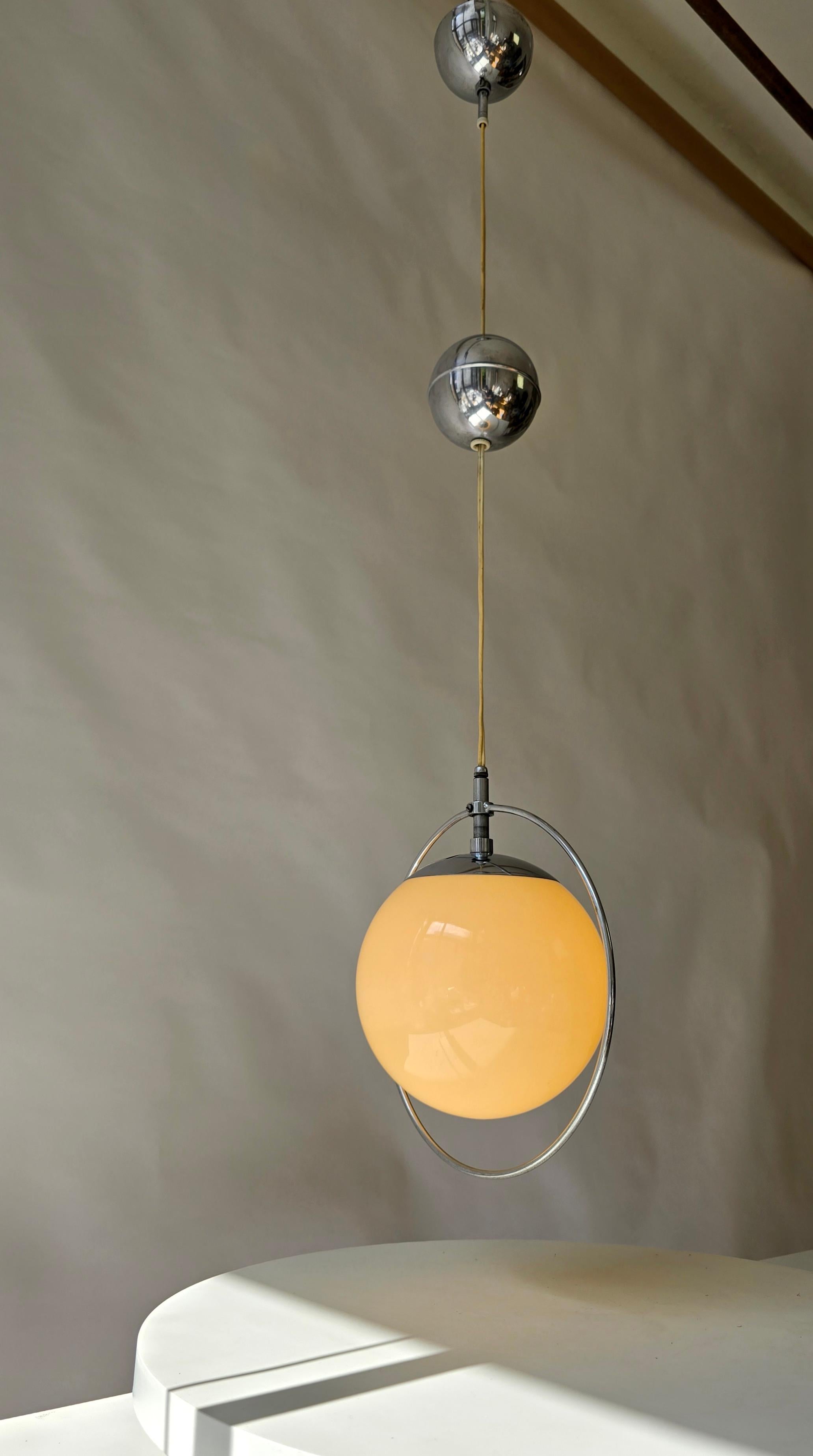 Italiano Lampada a sospensione italiana Space and Chrome e vetro, anni '70 in vendita