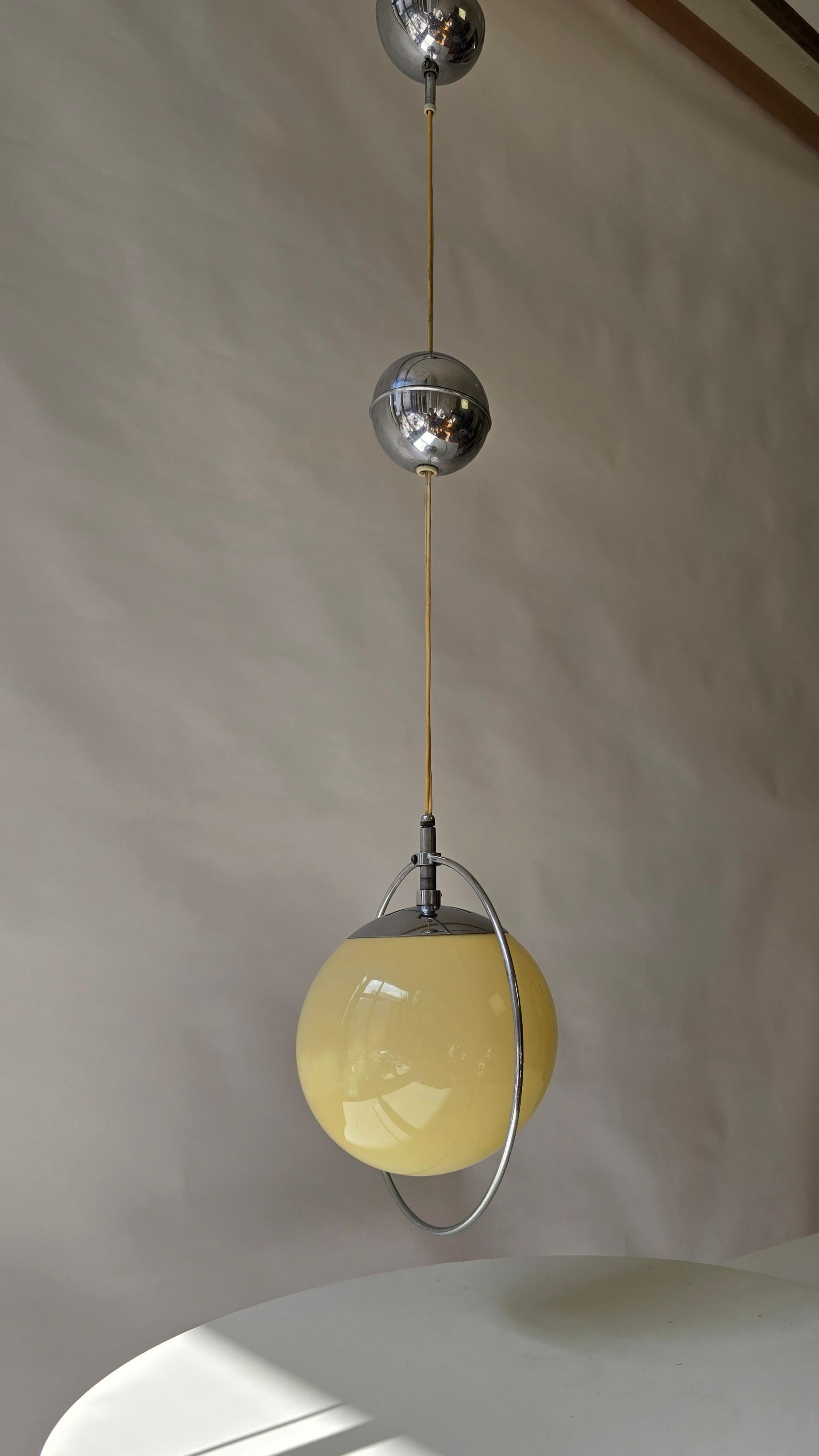 Lampada a sospensione italiana Space and Chrome e vetro, anni '70 In condizioni buone in vendita a Antwerp, BE