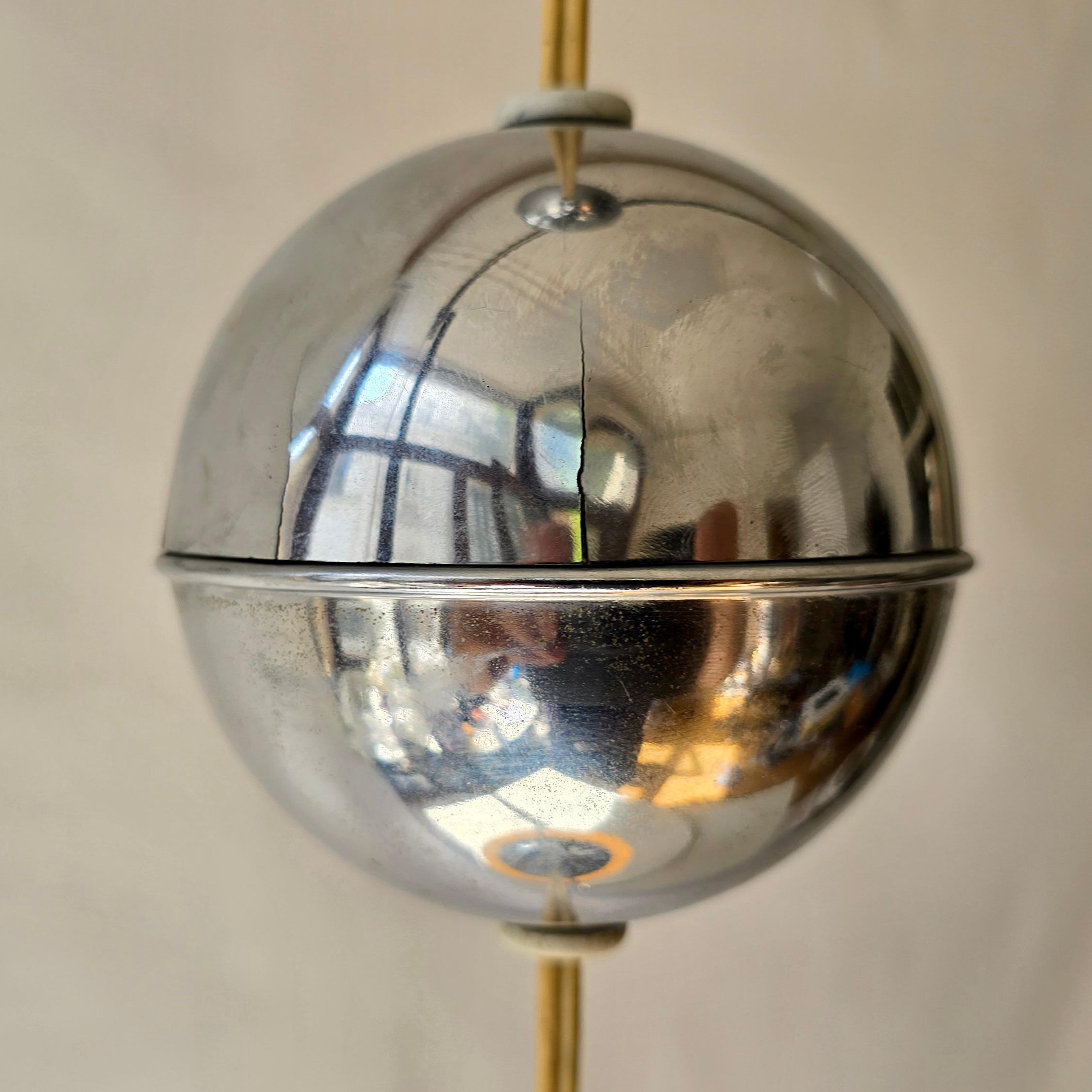 XX secolo Lampada a sospensione italiana Space and Chrome e vetro, anni '70 in vendita