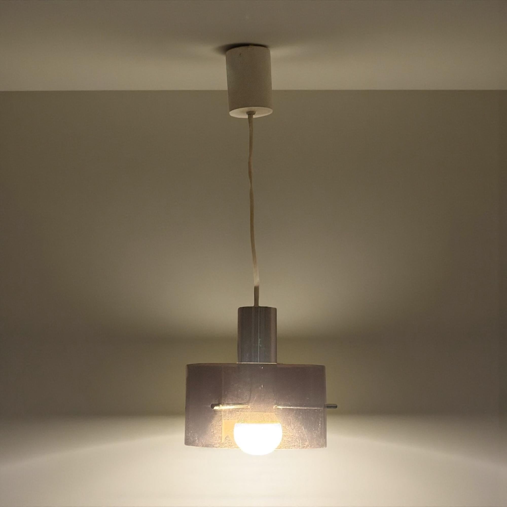 Italienische A Space Age Hängelampe aus Chrom und Plexiglas 1970er Jahre (Ende des 20. Jahrhunderts) im Angebot