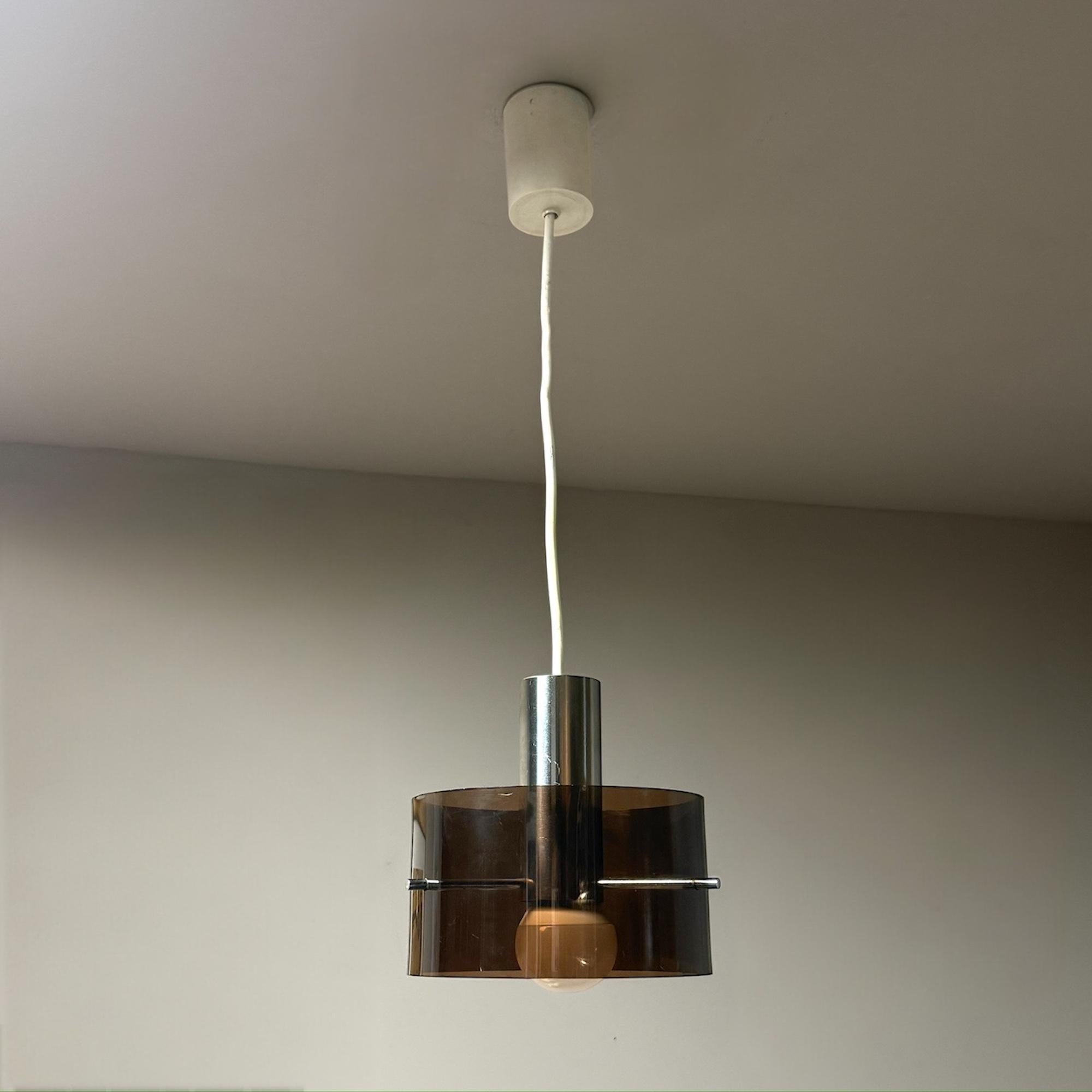 Italienische A Space Age Hängelampe aus Chrom und Plexiglas 1970er Jahre im Angebot 1