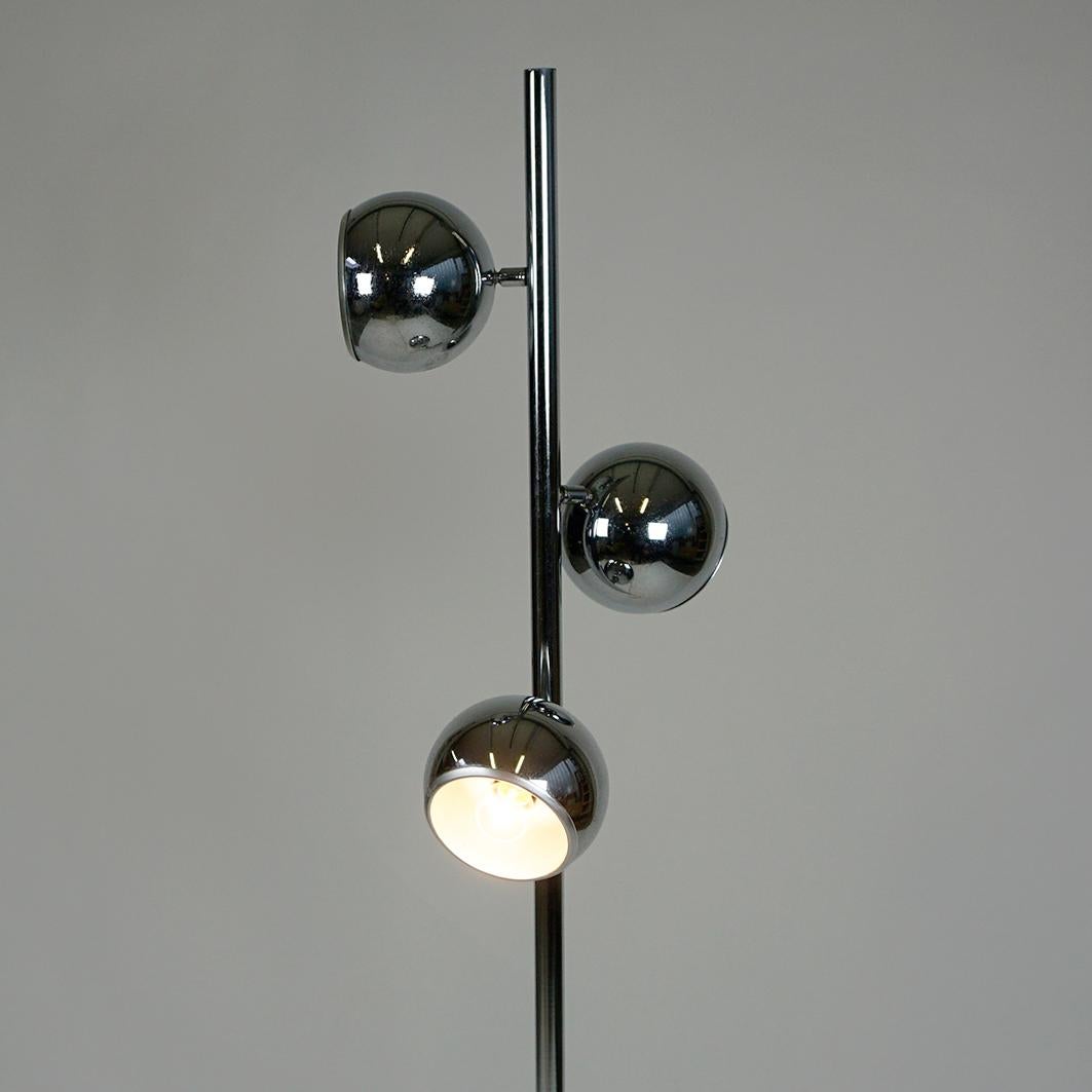 Cet étonnant lampadaire Eyeball de l'ère spatiale a été conçu et fabriqué en Italie dans les années 1960. Il se compose d'une tige en métal chromé, d'une belle base en marbre et de trois spots réglables. 
Les fils sont montés à l'intérieur de la