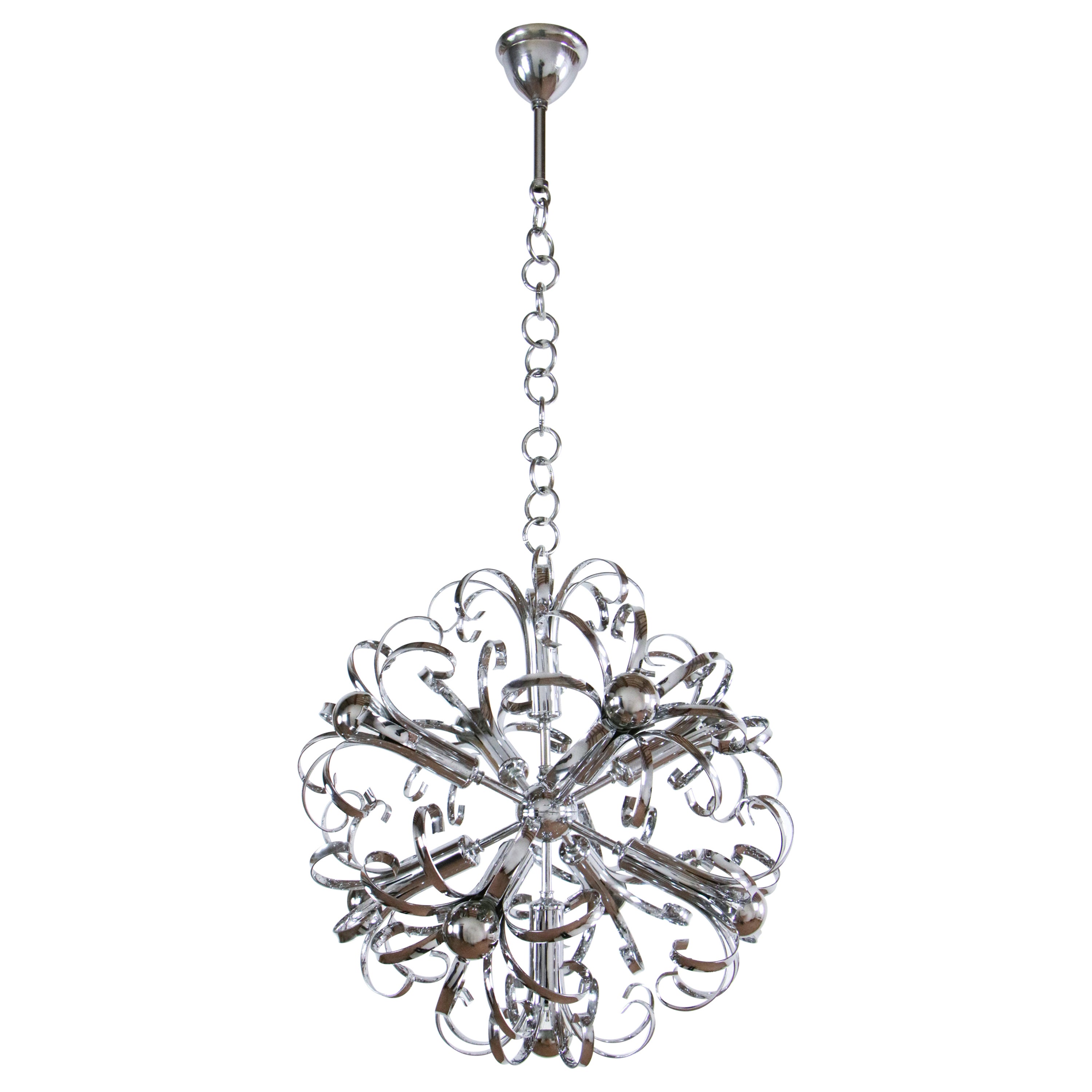 Bellissimo lampadario Sputnik italiano in ottone cromato, formato 9 luci E14. Ha un design molto raffinato e di grande impatto decorativo che ricorda l'A Space Age. Il pezzo è stato sottoposto a un accurato restauro che lo ha riportato al suo