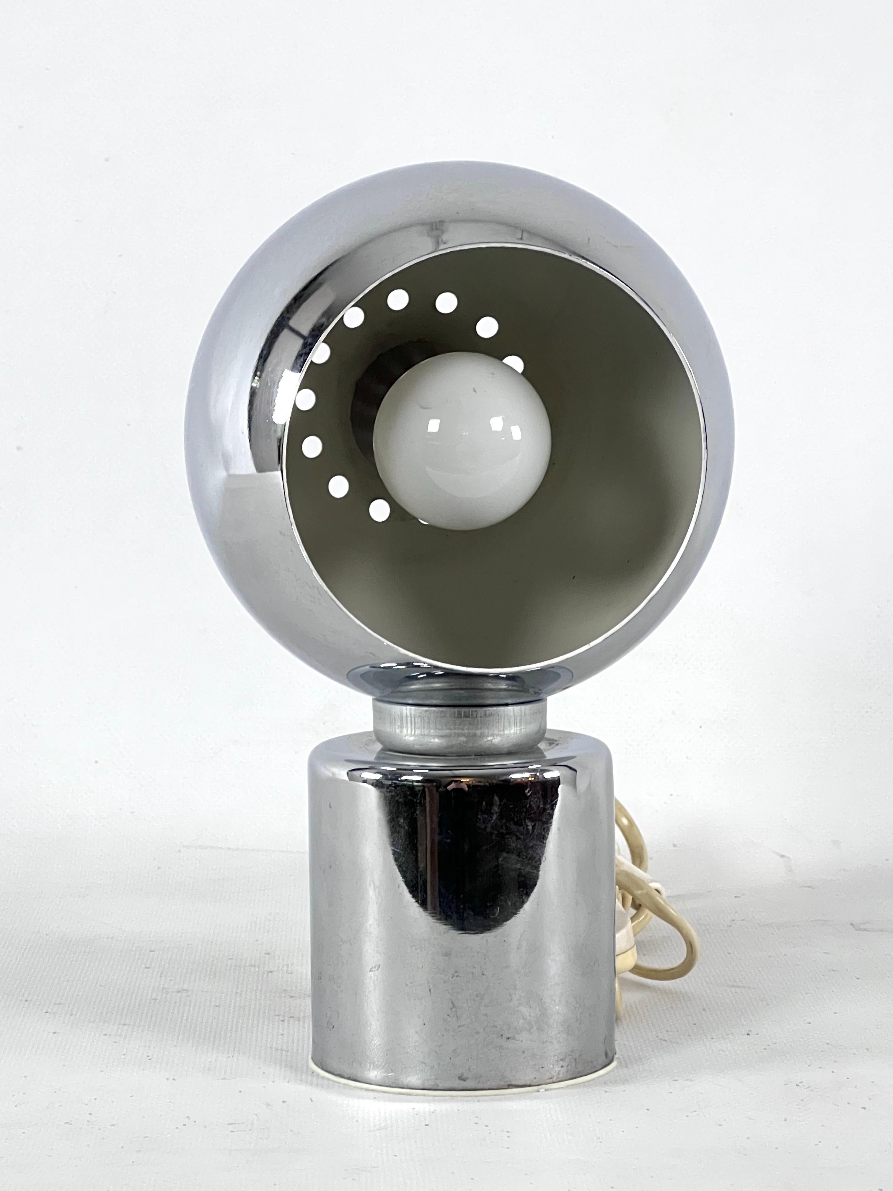 Good vintage condition with normal trace of age and use for this chrome table lamp produced by Reggiani during the 70s. Labeled. The chrome spere is jointed by a magnet holder. Full working with EU standard, adaptable on demand for USA standard.