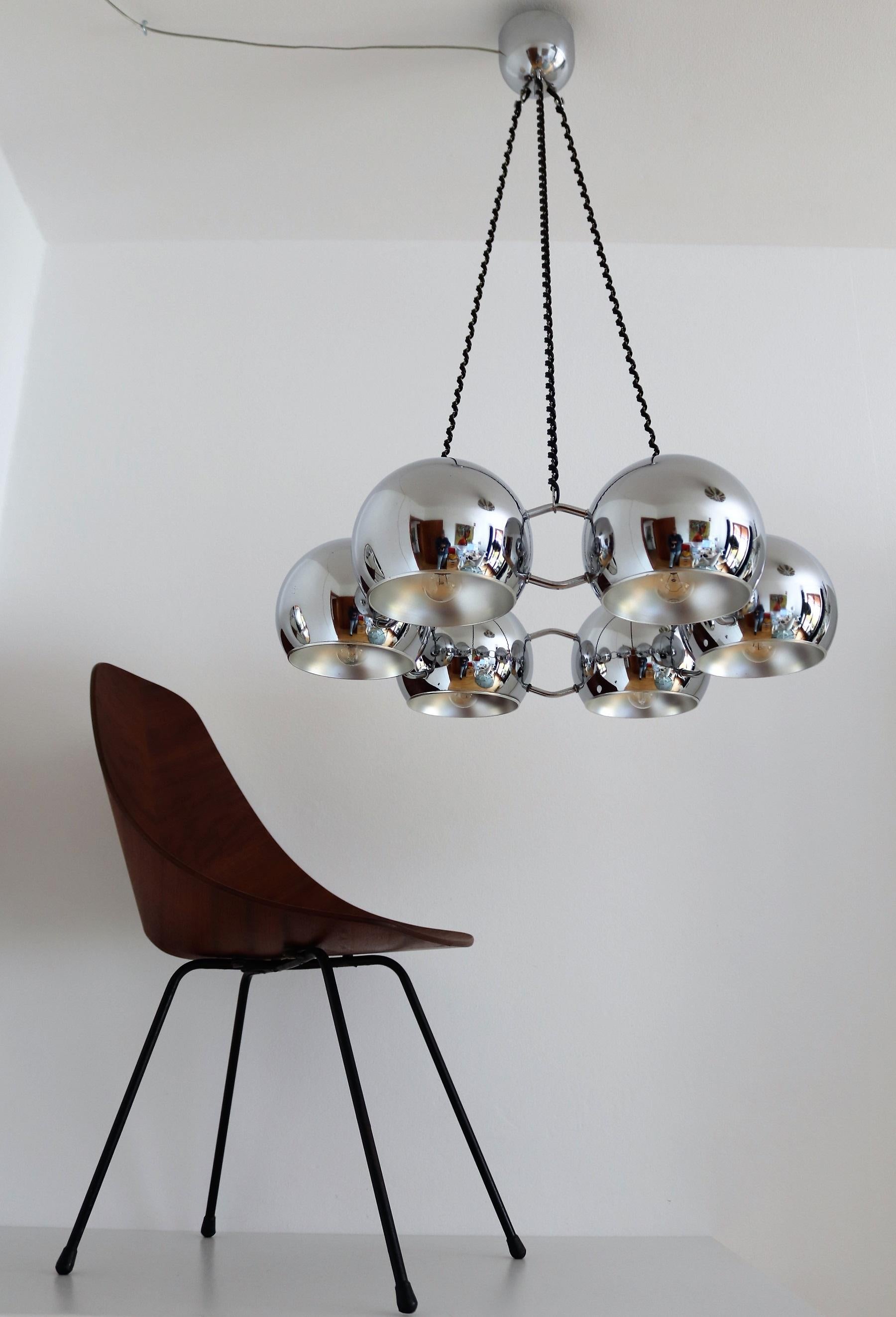 Gorgeous chandelier made in the Space Age style by Reggiani, Italy, in the 1970s.
The 6 chrome-plated spheres of light are firmly connected to each other and create a beautiful circle of light. Particularly effective above a round dining