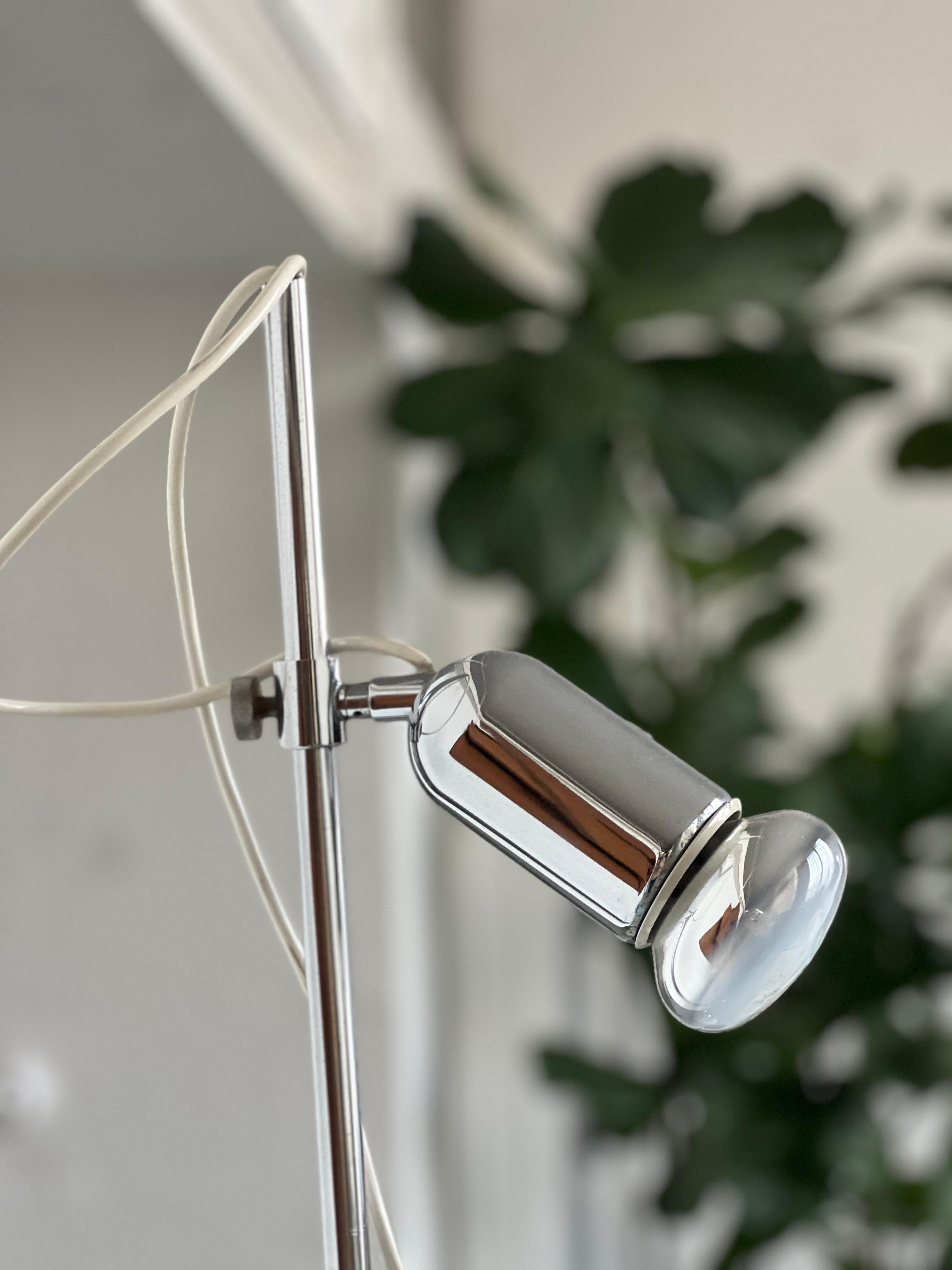 Lampada da terra regolabile in metallo cromato di Reggiani, anni '70 in vendita 5