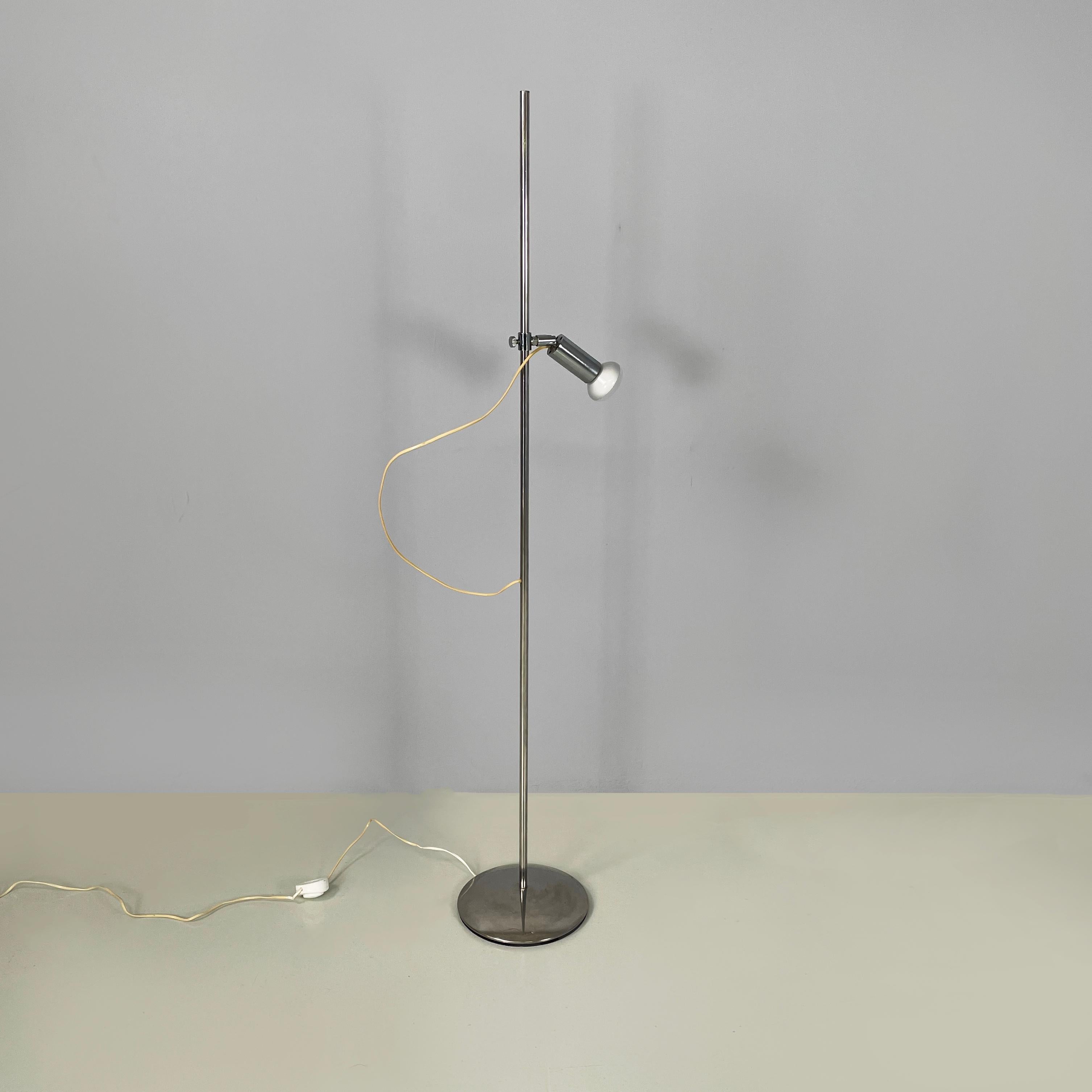 Lampada da terra regolabile in metallo cromato di Reggiani, anni '70
Lampada da terra regolabile interamente in metallo cromato. Il diffusore cilindrico può essere regolato in altezza e inclinazione. La struttura è costituita da un'asta di metallo