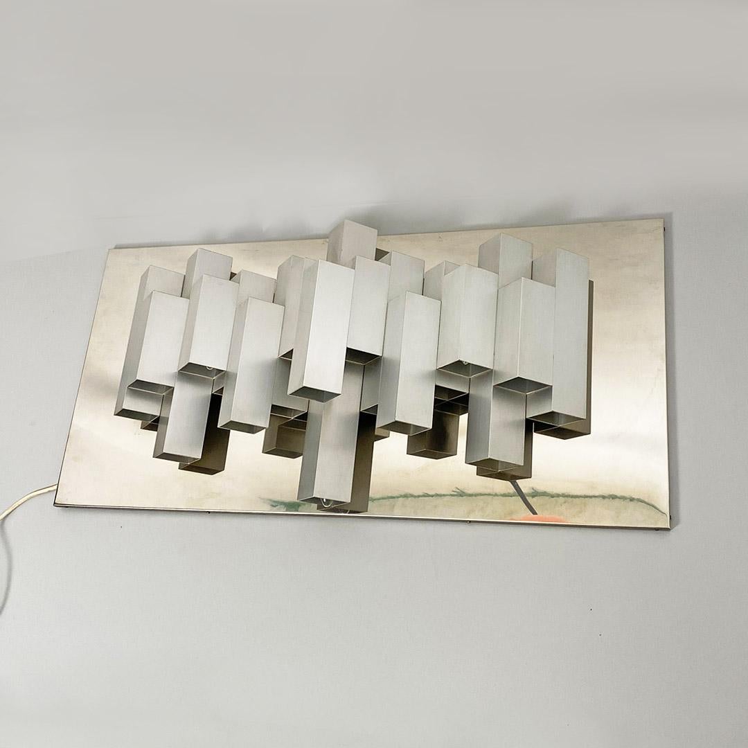 Italian space age chromed steel decorative wall lamp, 1970s.
Wall lamp with chromed steel support and geometric sculpture with parallelepipeds of various sizes welded together, with light diffusion on both sides.
1970s.
Perfect condition,