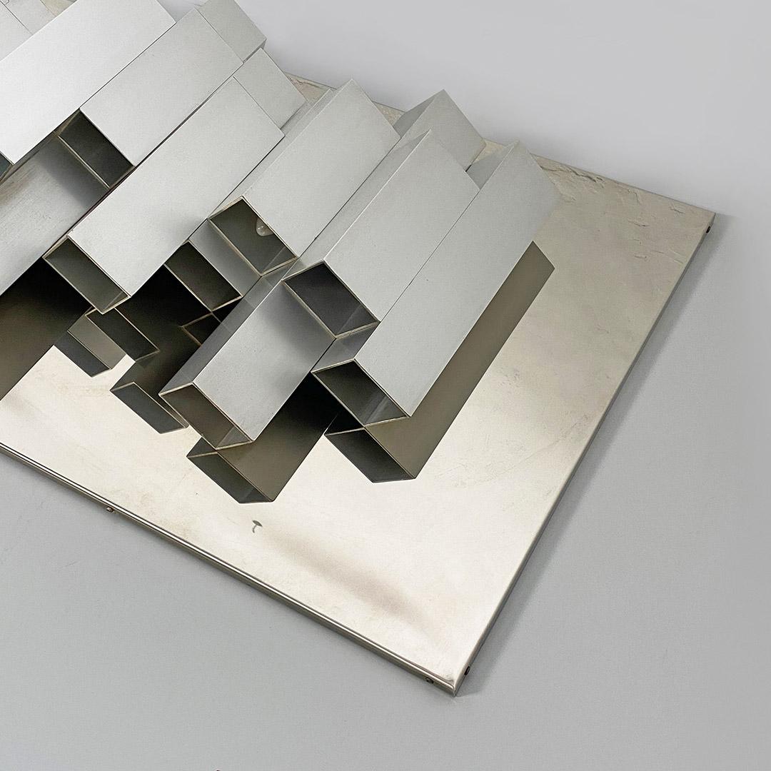 Italienische dekorative Wandleuchte aus verchromtem Steel Age, 1970er Jahre (Stahl) im Angebot